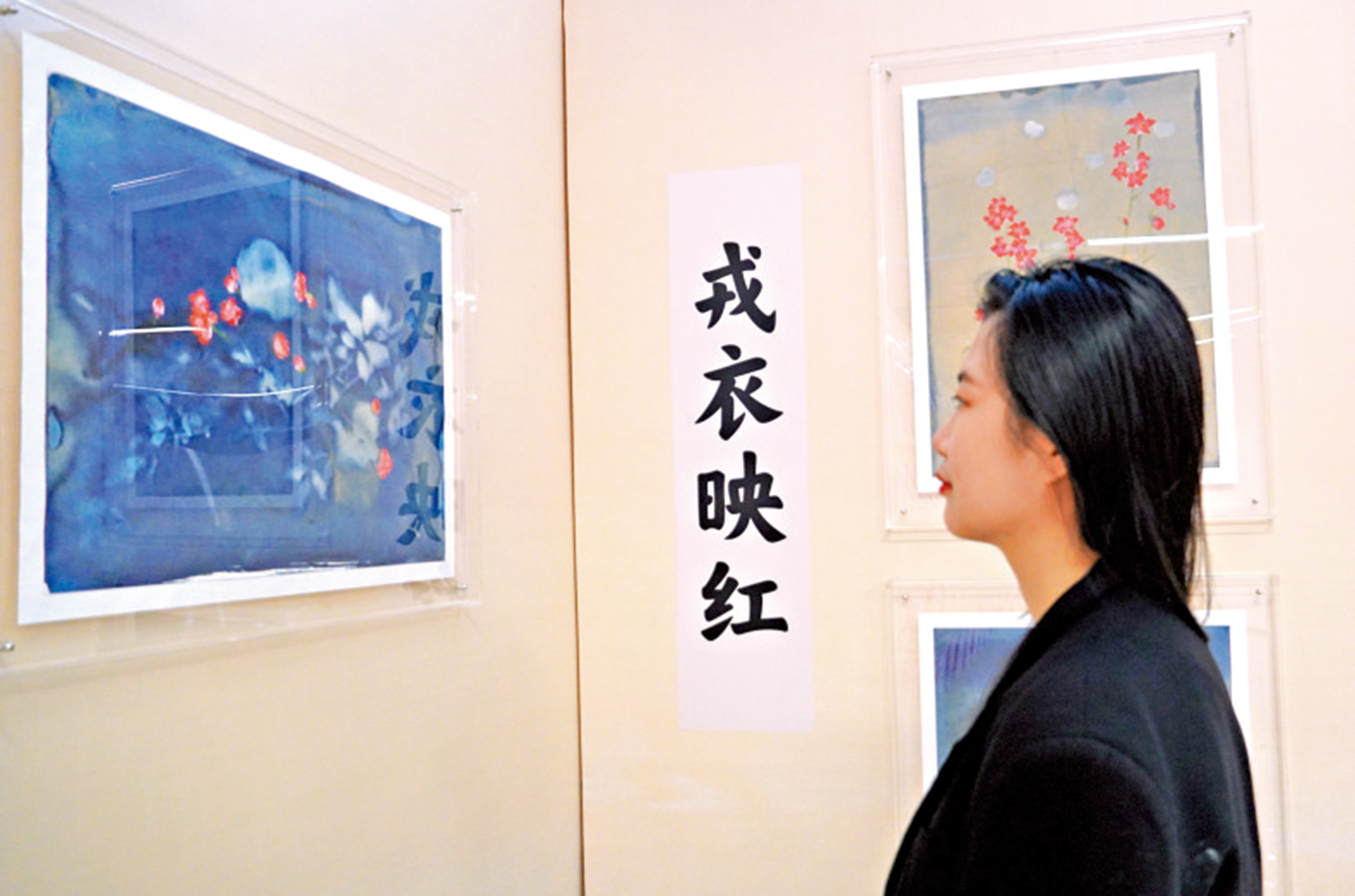 　　圖：採訪團成員觀看「嶺上開遍映山紅 紀念長征勝利90周年」書畫展。\大公報記者黃慧攝