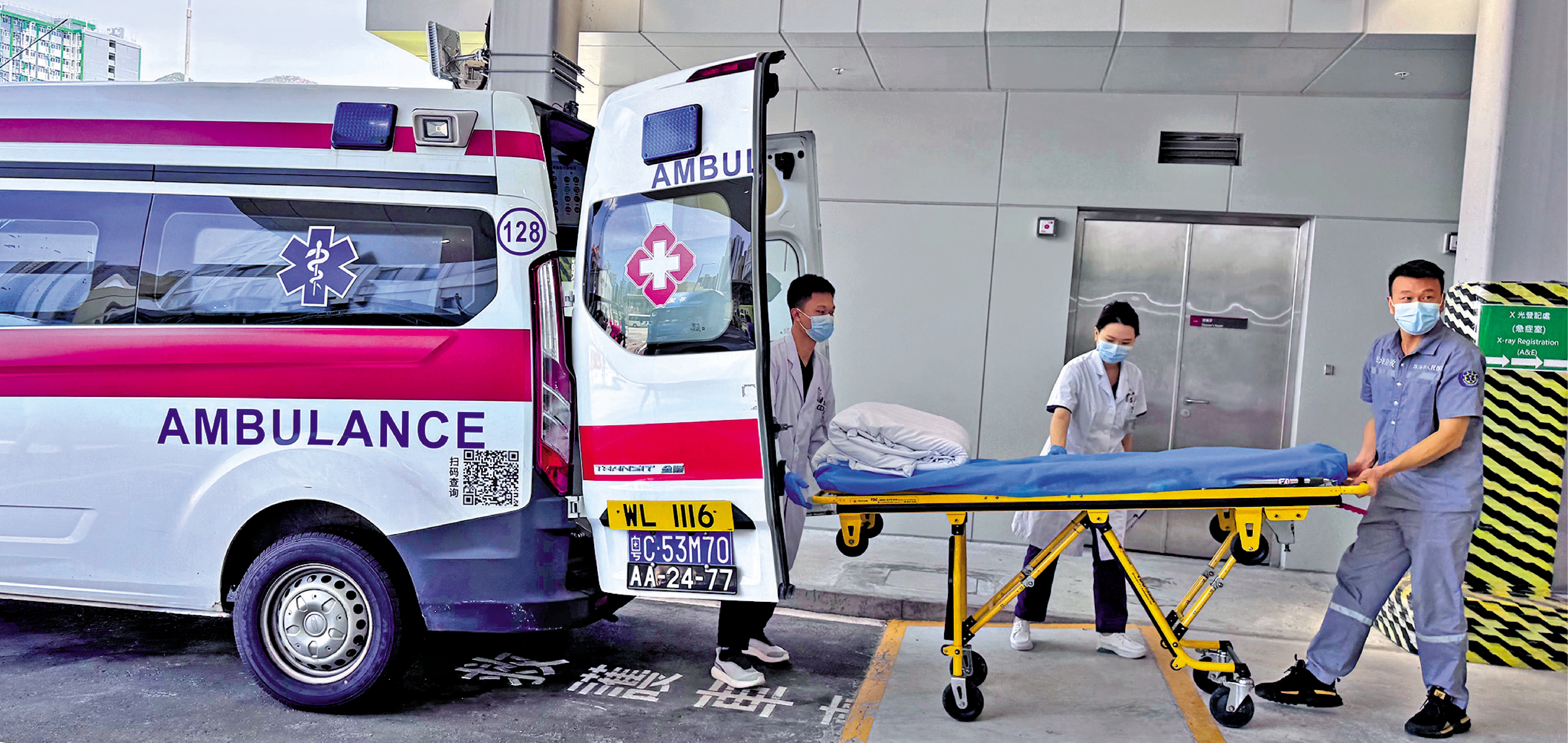 　　圖：一名內地居民前日中午透過「大灣區跨境直通救護車試行計劃」，以點對點方式由屯門醫院轉運往珠海市人民醫院接受治療。