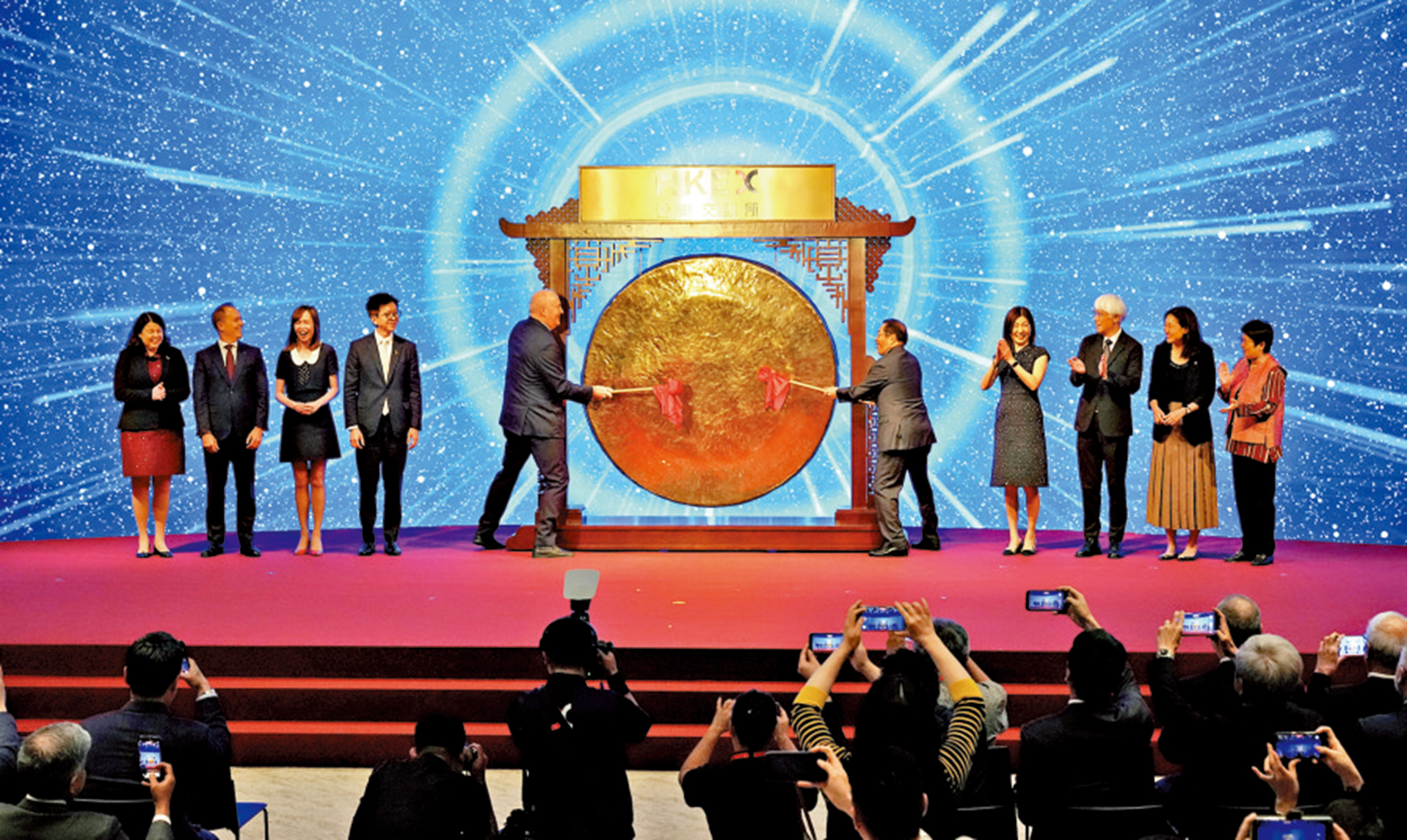 　　圖：港交所昨日舉行敲鑼儀式，以慶祝交易大堂迎來40周年。\大公報記者麥潤田攝