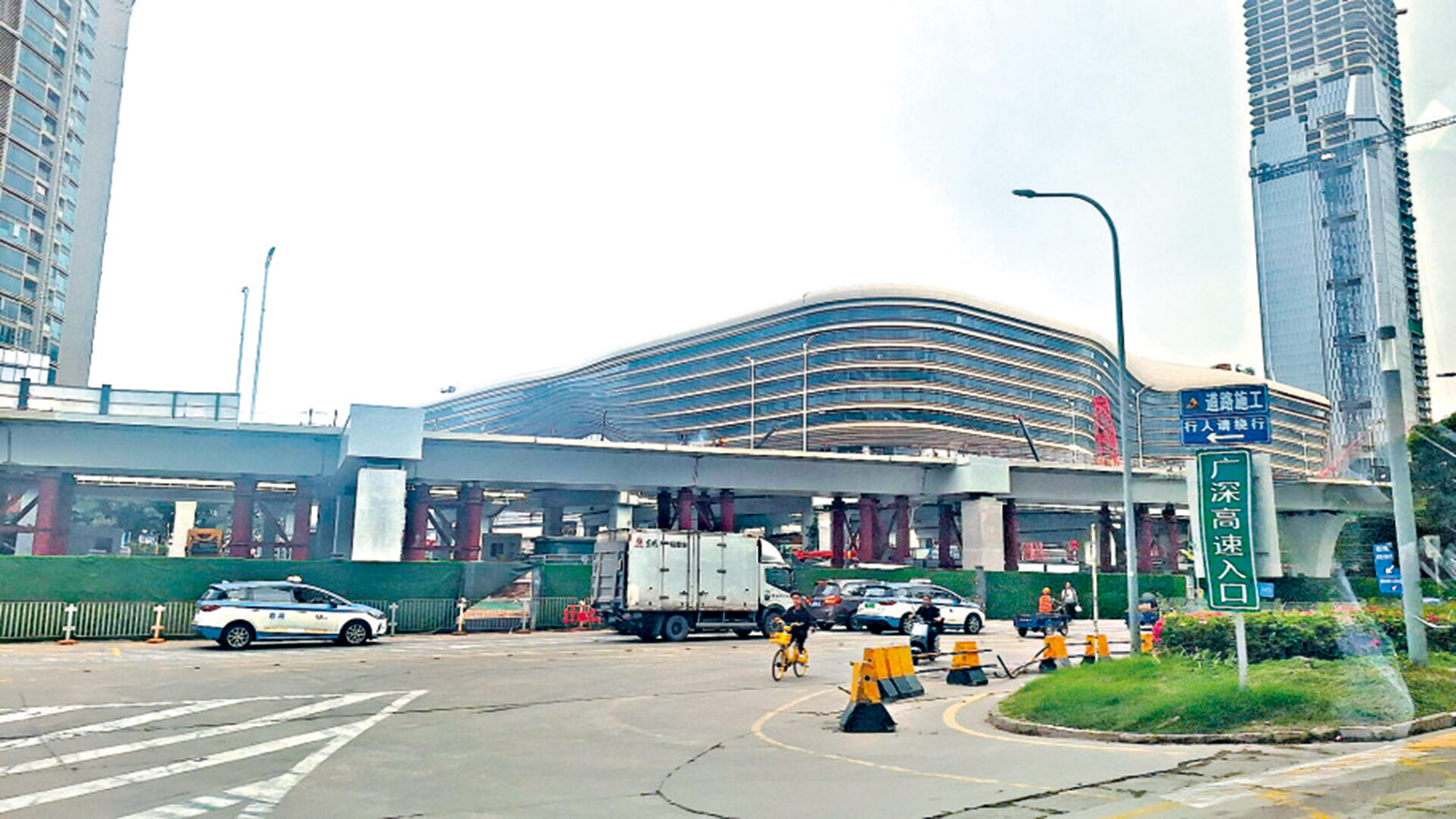 　　圖：鄧炳強透露，新皇崗口岸的聯檢大樓建築工程已經基本完成，兩地政府均期望能盡早啟用以便利市民。