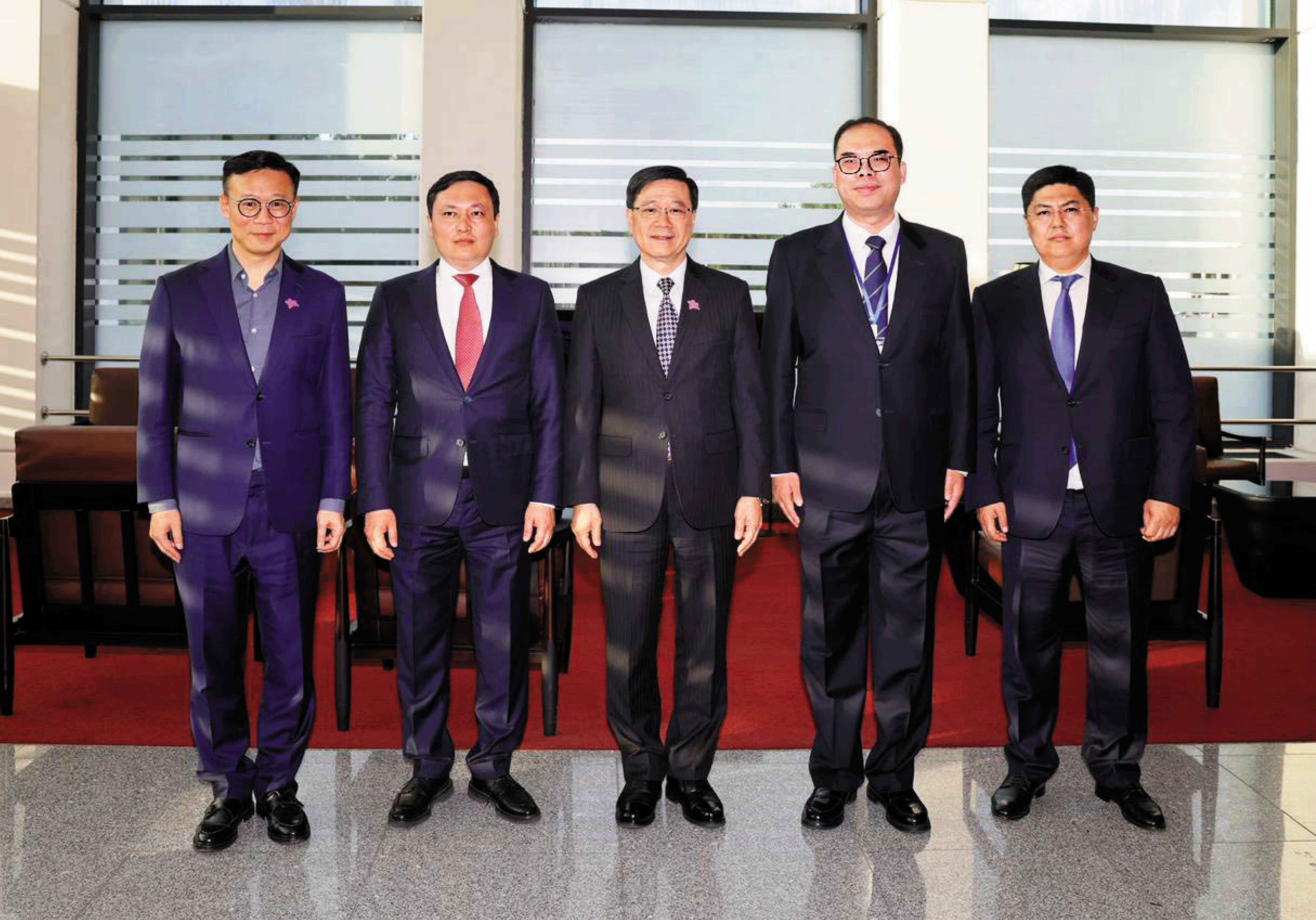 　　圖：行政長官李家超昨日率領商貿代表團抵達哈薩克斯坦首都阿斯塔納，獲哈薩克斯坦國家經濟部副部長Assan Darbayev、中國駐哈薩克斯坦大使館公參程可凡在機場接機。