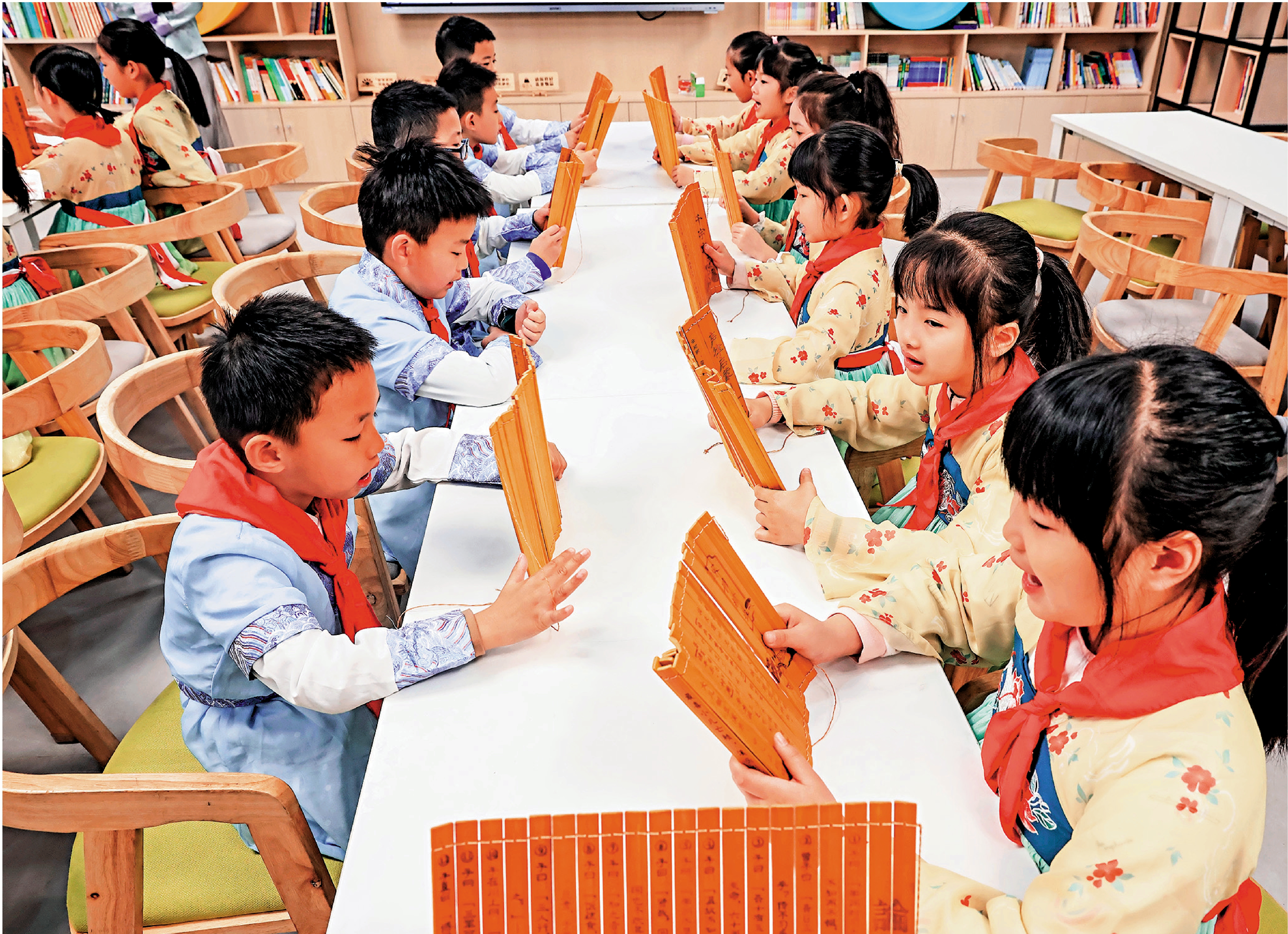 　　圖：湖北省武漢市洪山區未來實驗小學美林校區學生在讀書日活動中吟誦古詩。\資料圖片