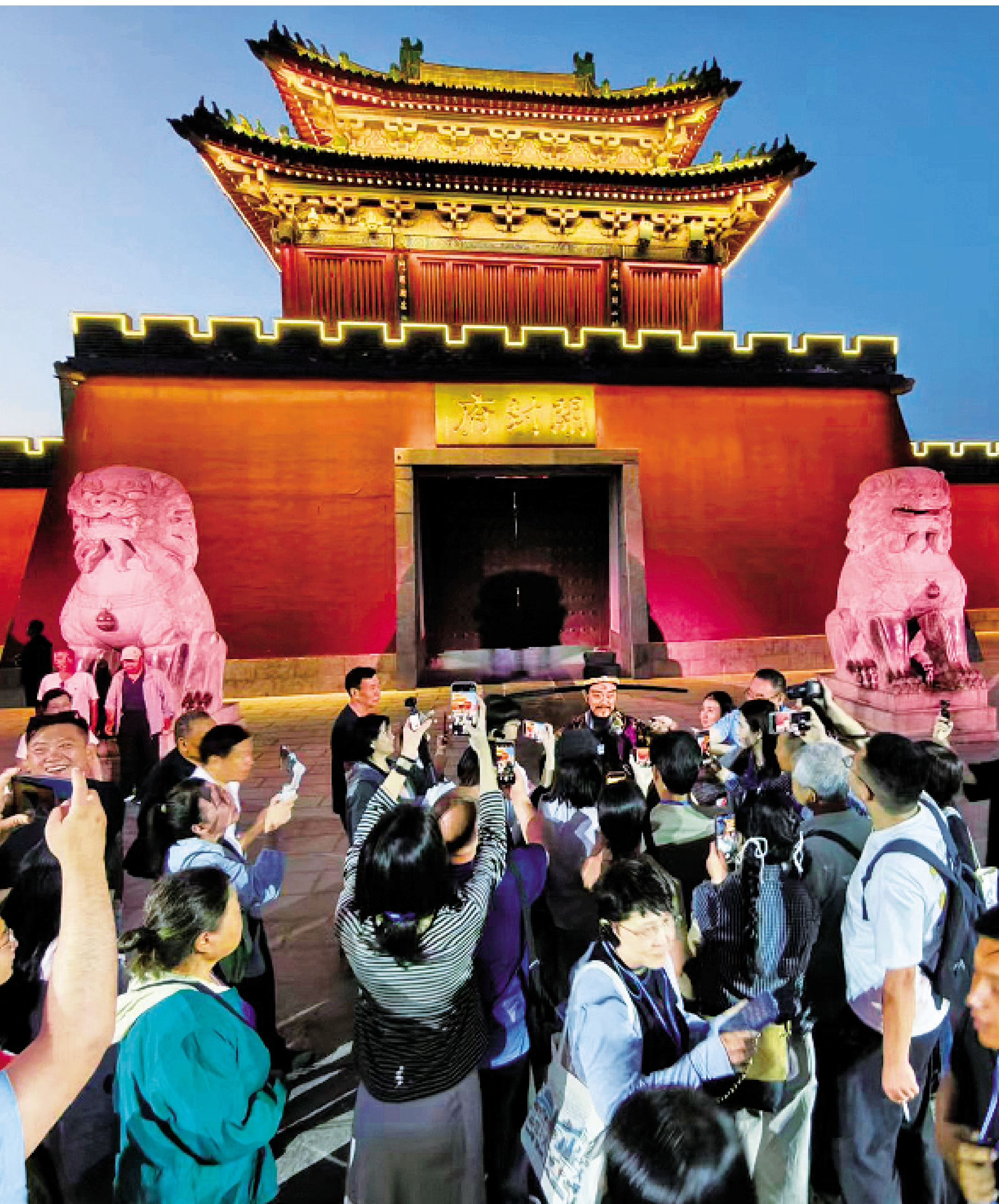 　　圖：兩岸媒體人在河南參觀開封府景區。