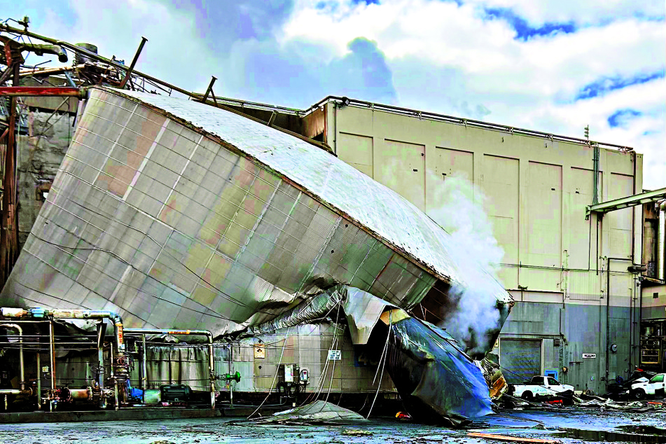　　圖：華盛頓州一間日資造紙廠的化學品儲罐爆炸，導致11人死亡。\美聯社