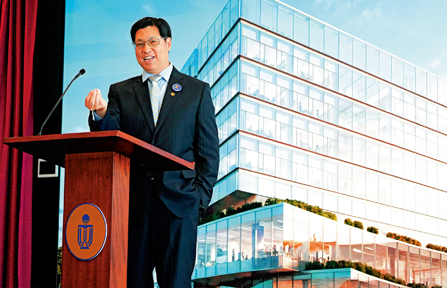 　　圖：李競存出任香港科技大學醫學院院長，他表示感恩能夠回饋土生土長的香港。圖右為香港第三間醫學院構想圖。\大公報記者蔡文豪攝