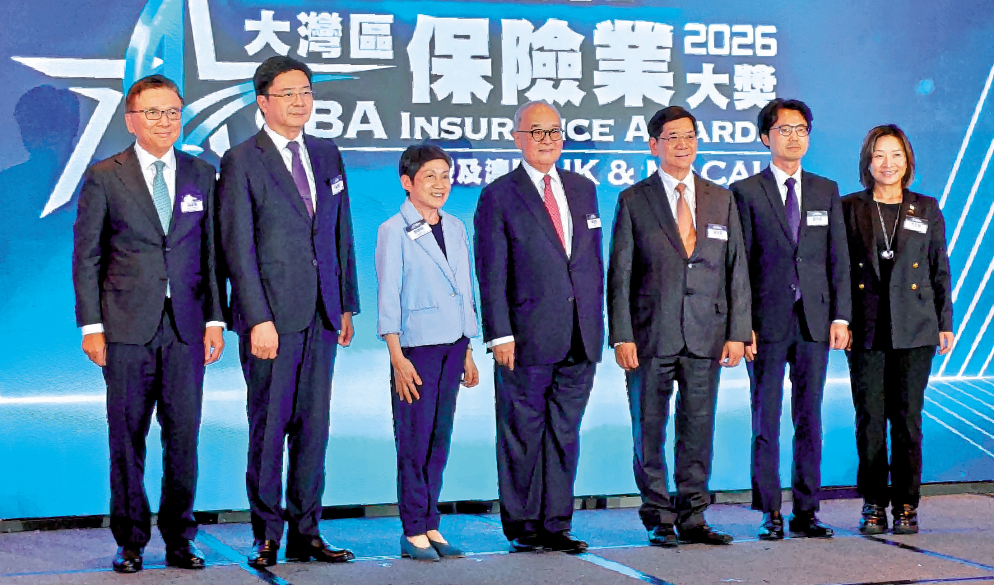 　　圖：鄭慕智（右四）表示，各類新興風險帶動非壽險產品的需求，香港保險業愈趨成熟。左二為陳沛良。\大公報攝
