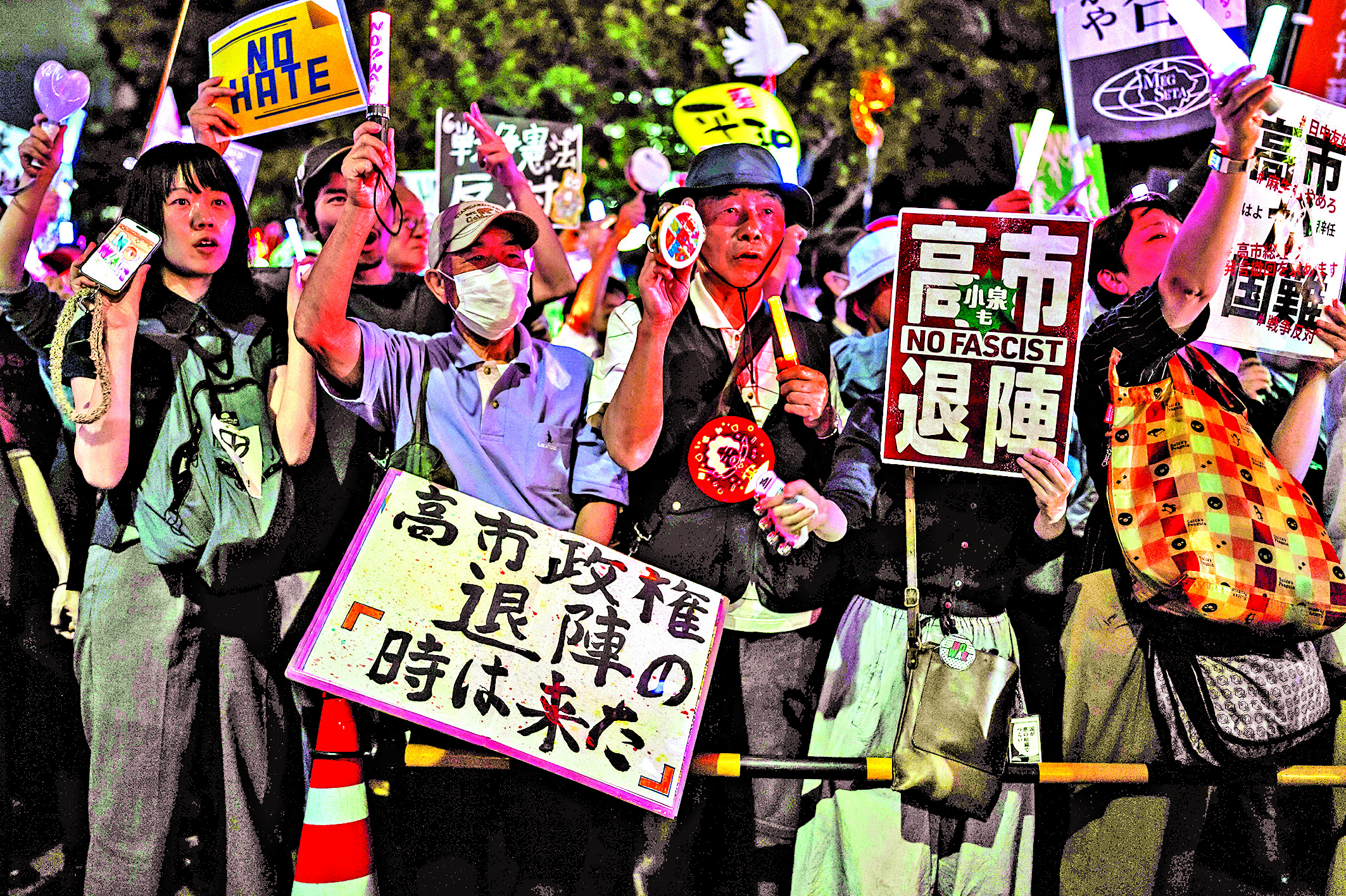 　　圖：5月29日，日本東京民眾手持標語參加反戰集會，抗議高市早苗政府的一系列危險政策動向。\新華社