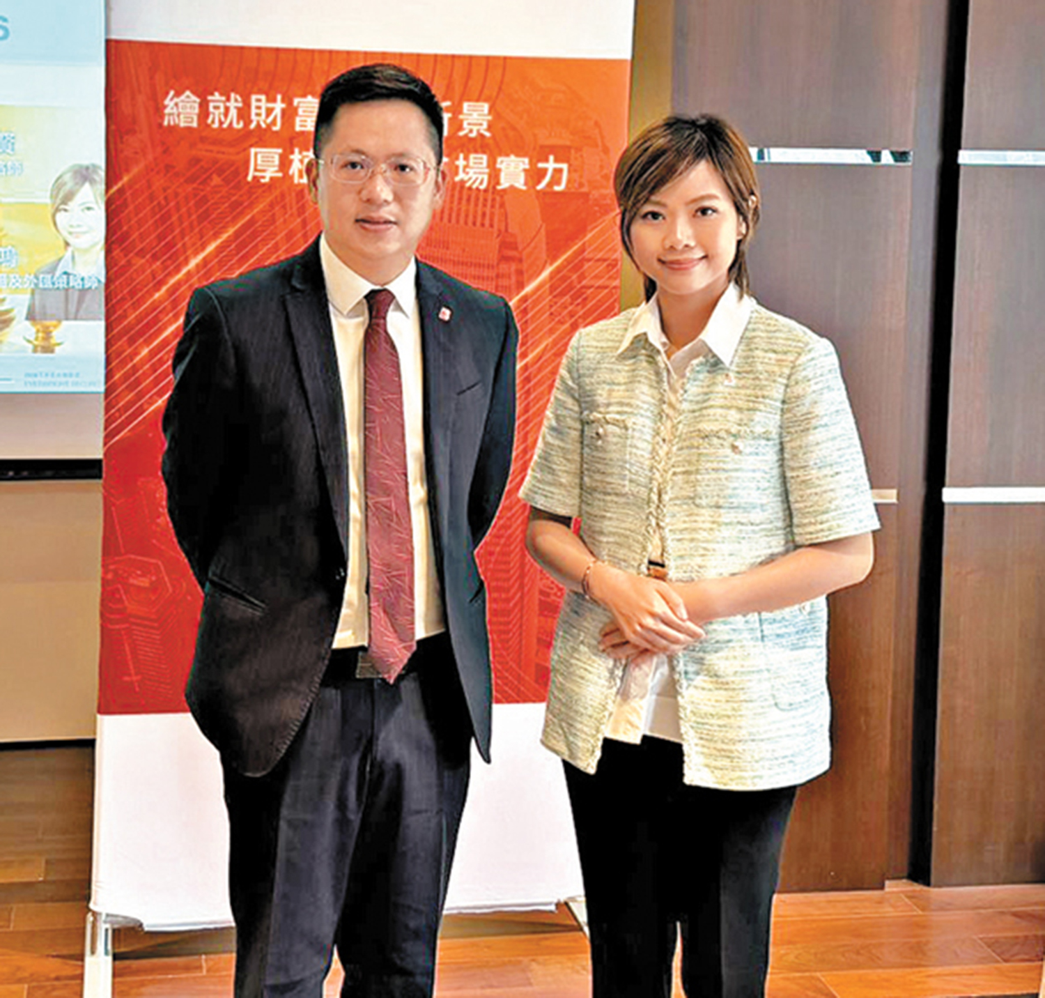 　　圖：伍禮賢（左）表示，下半年關注人工智能、創新醫藥、電力設備、內需消費四大板塊。右為湯麗鴻。