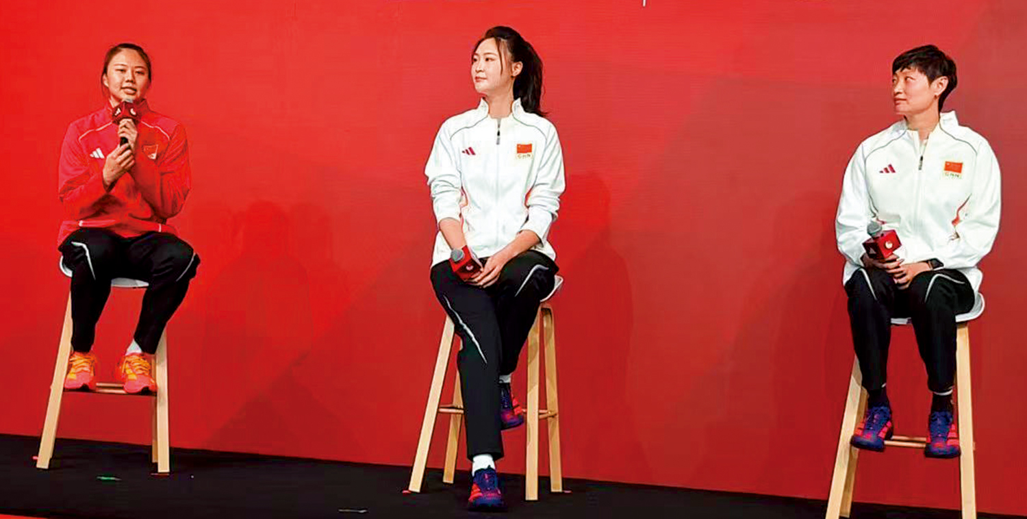 　　圖：右起：楊昊、惠若琪、龔翔宇三代中國女排國手同台分享各自與排球的故事。