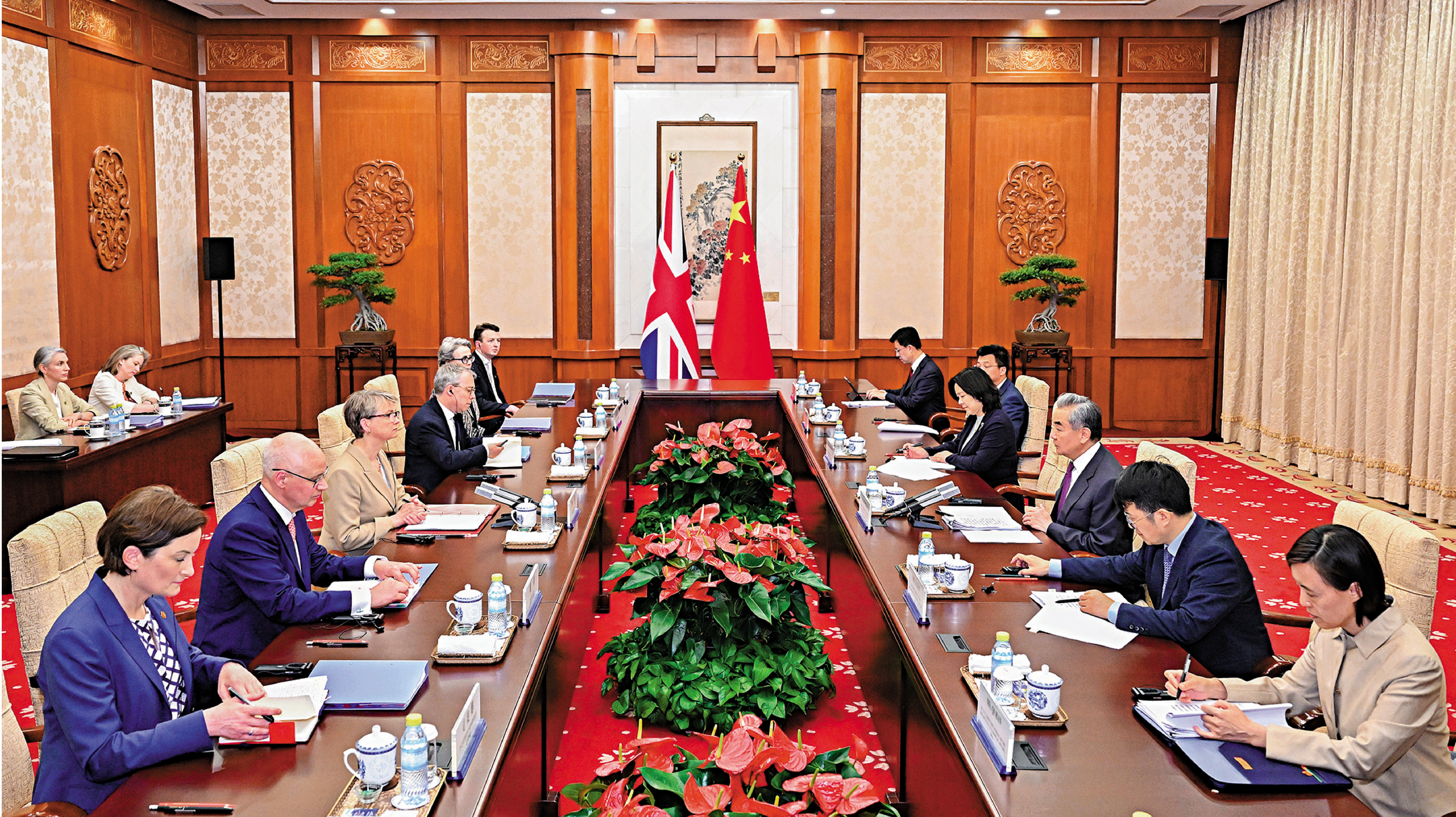 　　圖：6月2日，中共中央政治局委員、外交部長王毅在北京同英國外交大臣庫珀舉行第十一次中英戰略對話。\新華社