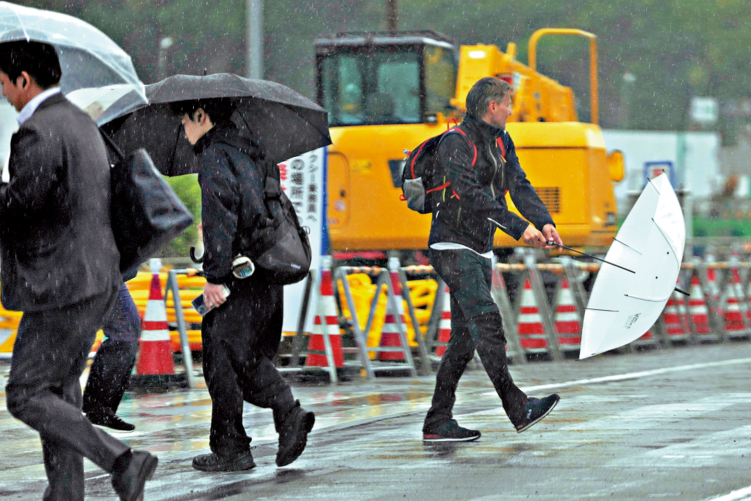 　　圖：颱風「薔薇」3日逼近東京，帶來強風暴雨。\美聯社