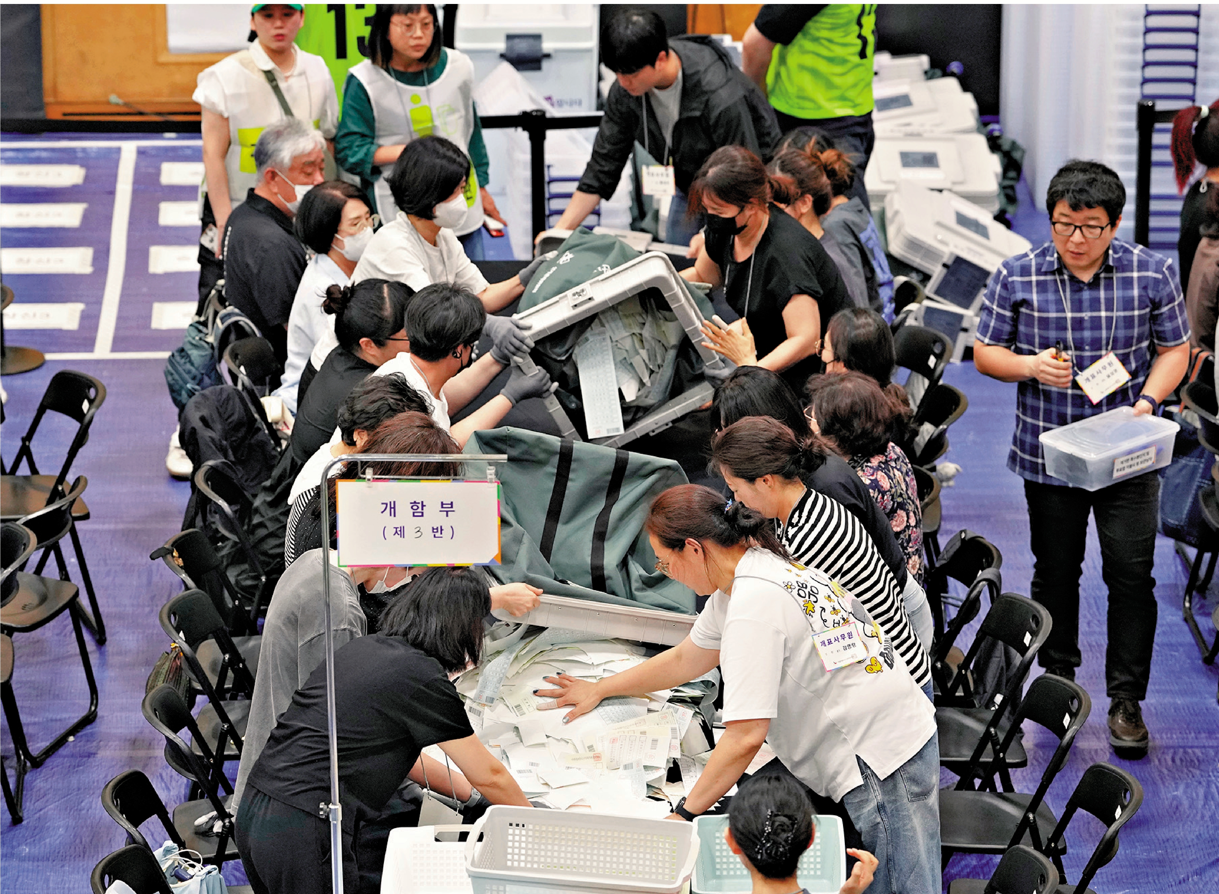　　圖：韓國選舉官員3日在首爾為地方選舉計票。\美聯社