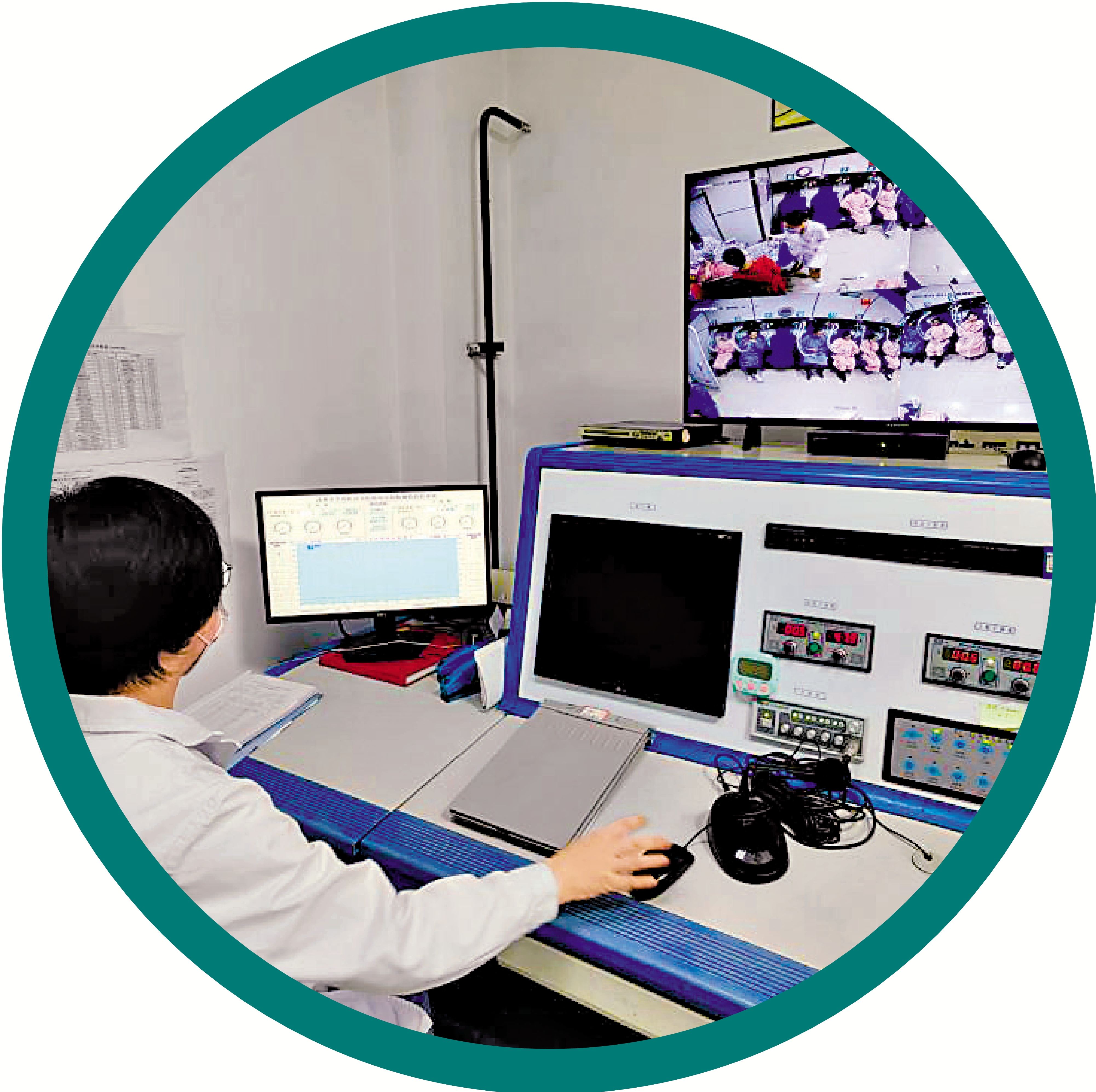 　　圖：四川省成都市第一人民醫院高壓氧科負責人操作高壓氧艙治療儀。\新華社