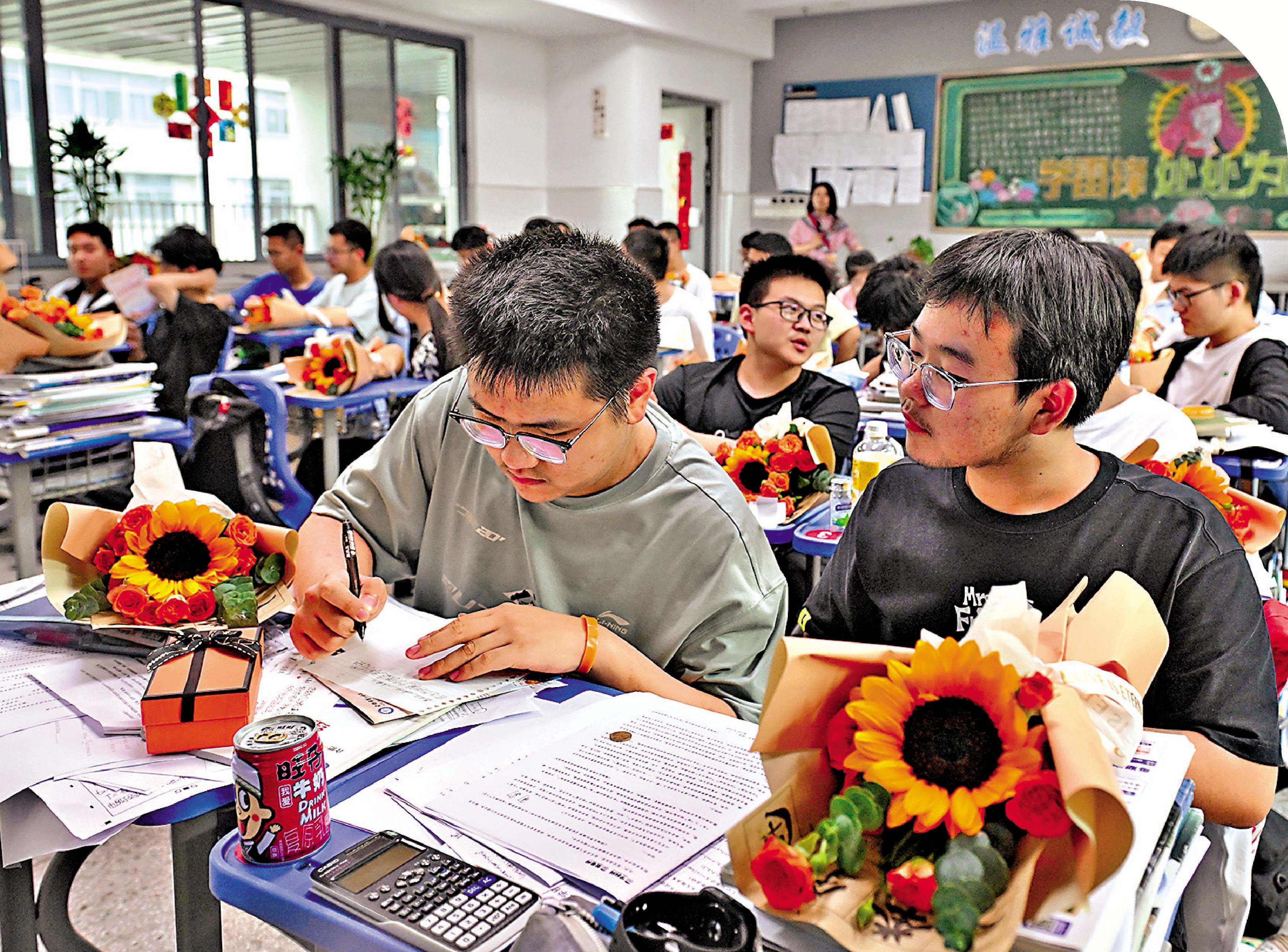 　　圖：近日，在合肥一中瑤海校區，高三年級學生迎來高考前的「最後一課」。\中新社