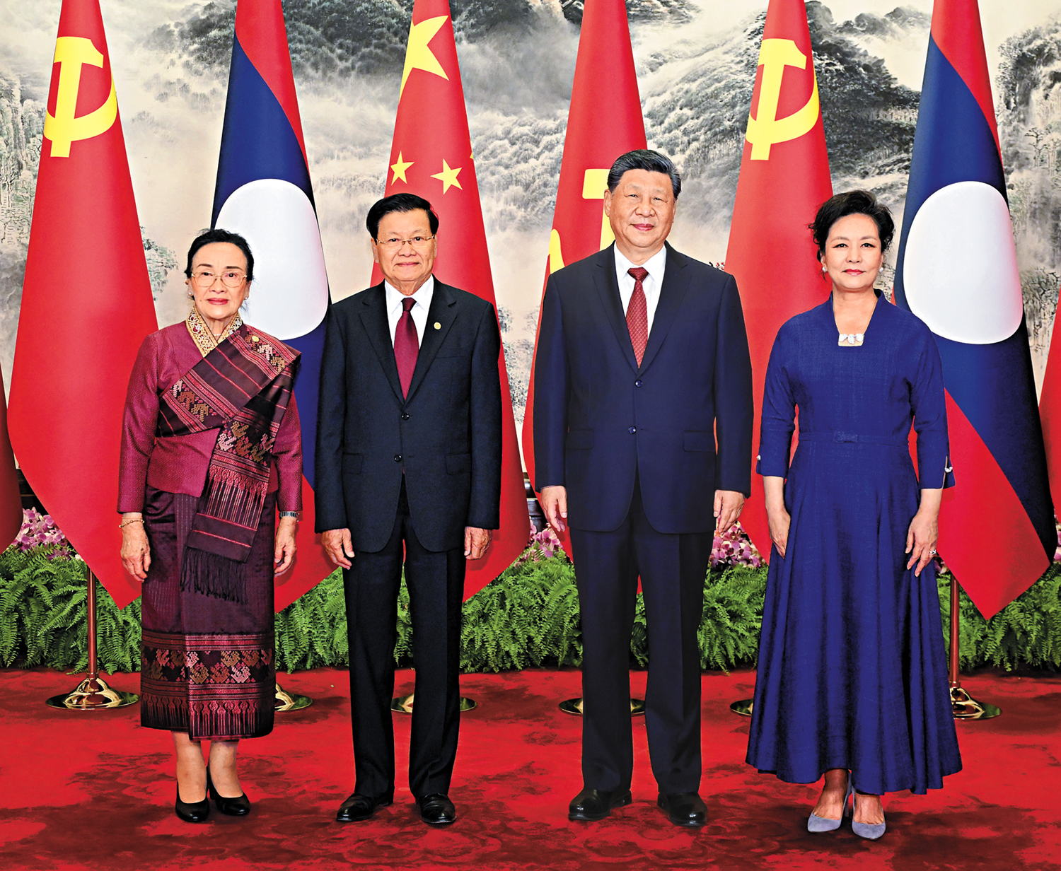 　　圖：6月5日下午，中共中央總書記、國家主席習近平在北京人民大會堂同來華進行國事訪問的老撾人民革命黨中央總書記、國家主席通倫舉行會談。這是會談前，習近平和夫人彭麗媛同通倫和夫人娜麗合影。\新華社