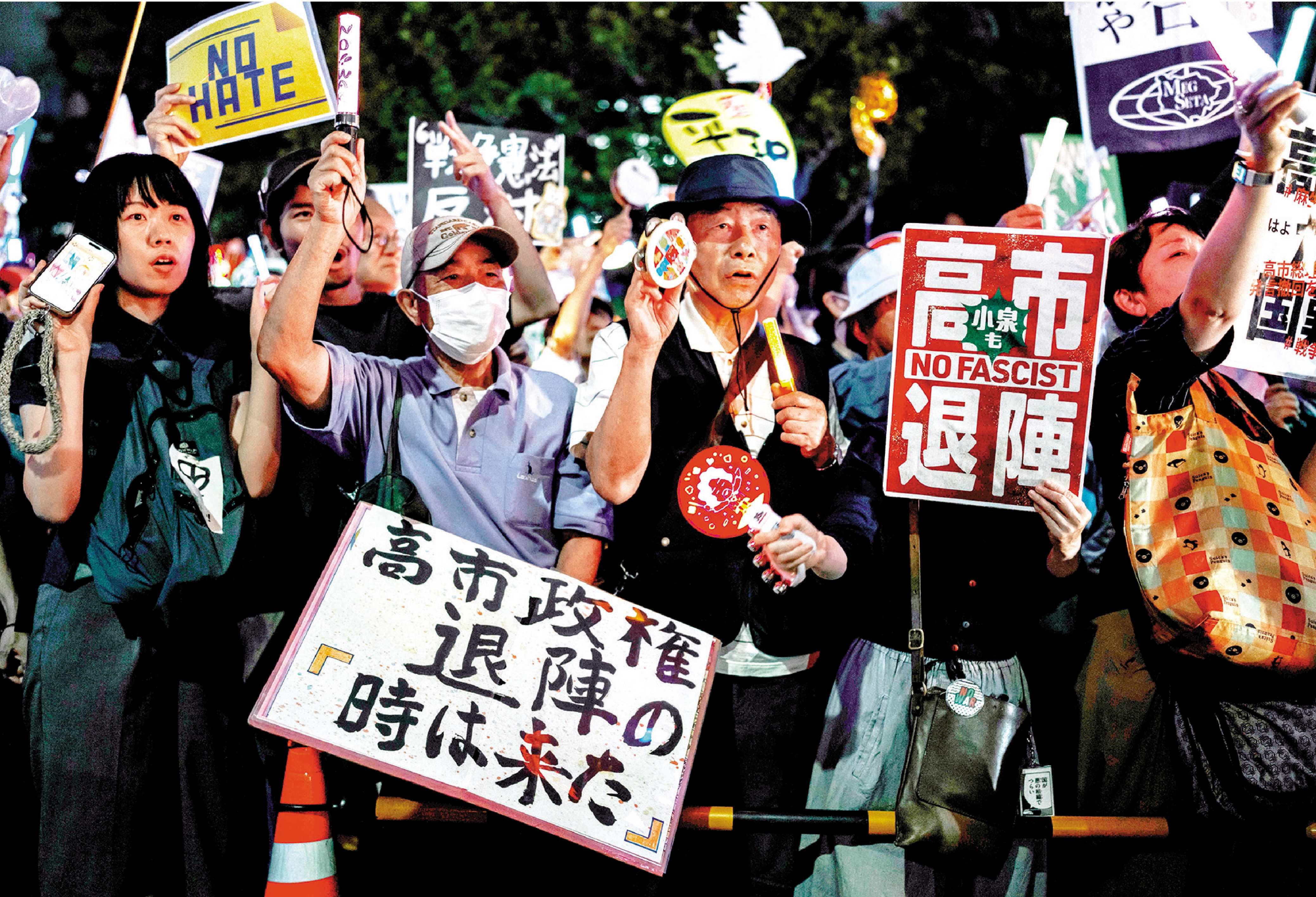 　　圖：5月29日，在日本東京的國會議事堂前，民眾手持標語參加抗議高市早苗政府一系列危險政策動向的反戰集會。\新華社