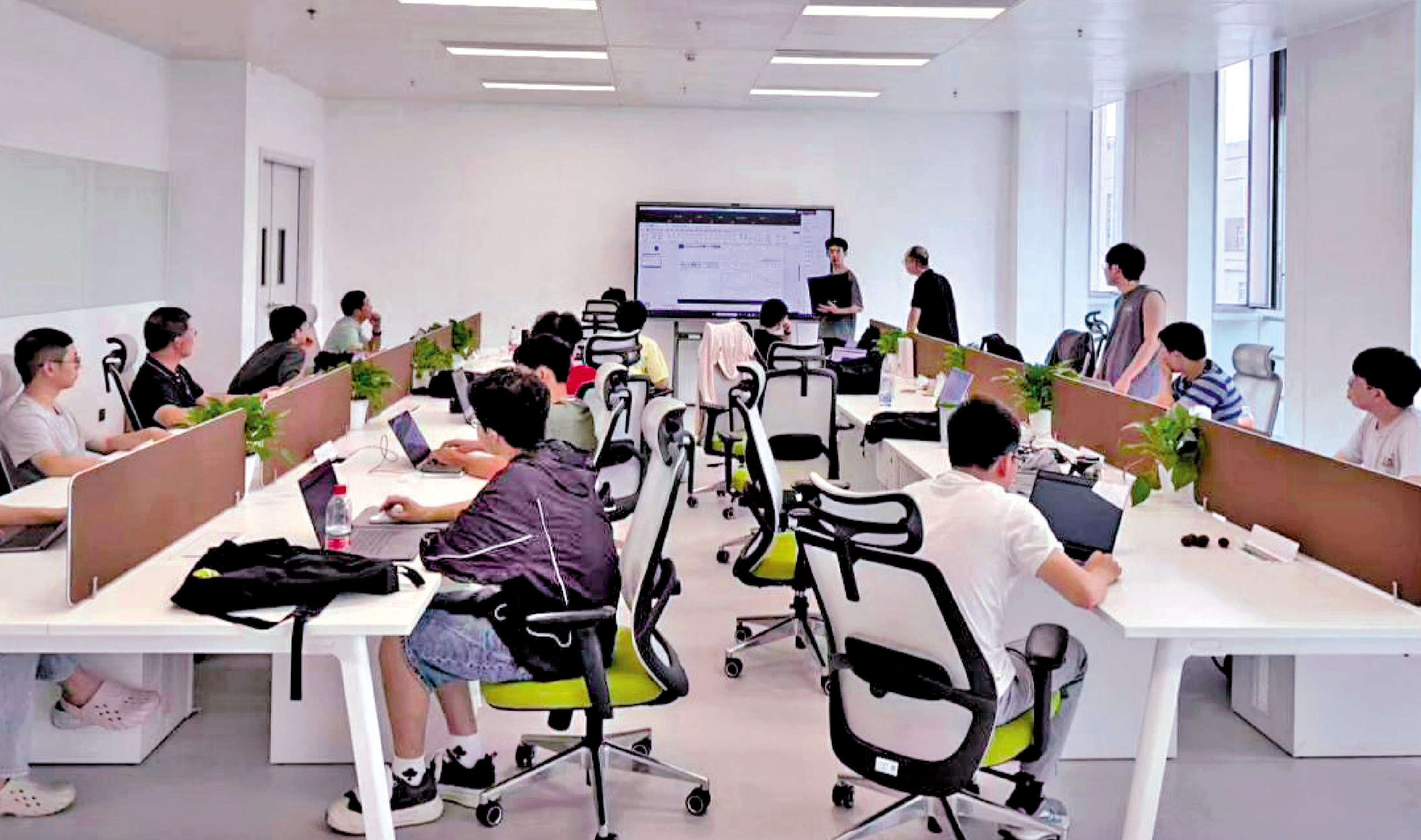 　　圖：項目團隊將萬億級模型訓練攻關作為「練兵場」，把學生嵌入國產算力真實訓練場景，培養「能訓大模型」的人。