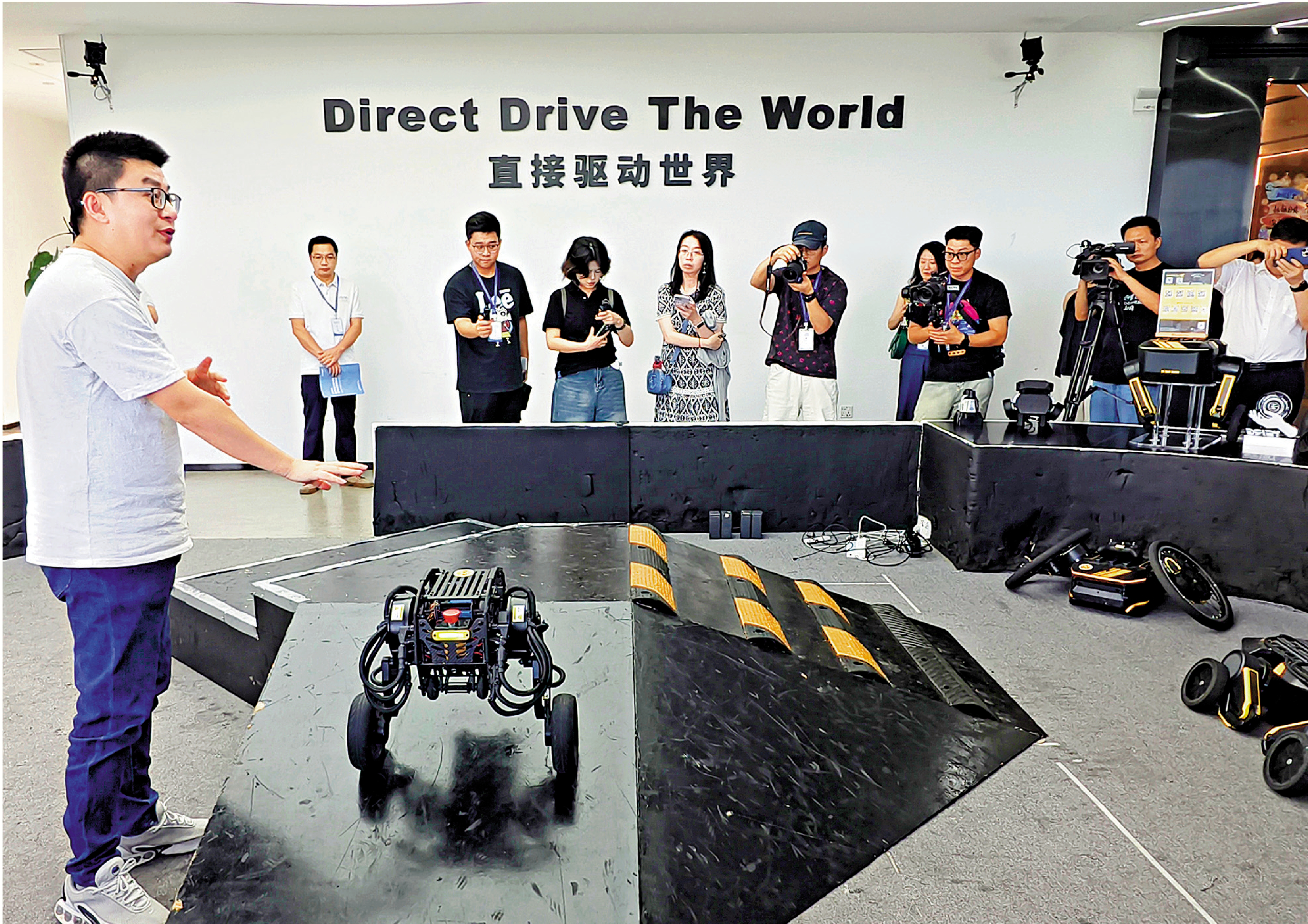 　　圖：XbotPark機器人基地針對硬科技初創企業對供應鏈的需求，專門打造「共享工廠」服務平台，為產品生產製造不同階段提供「一站式」解決方案。圖為雙輪足機器人演示。