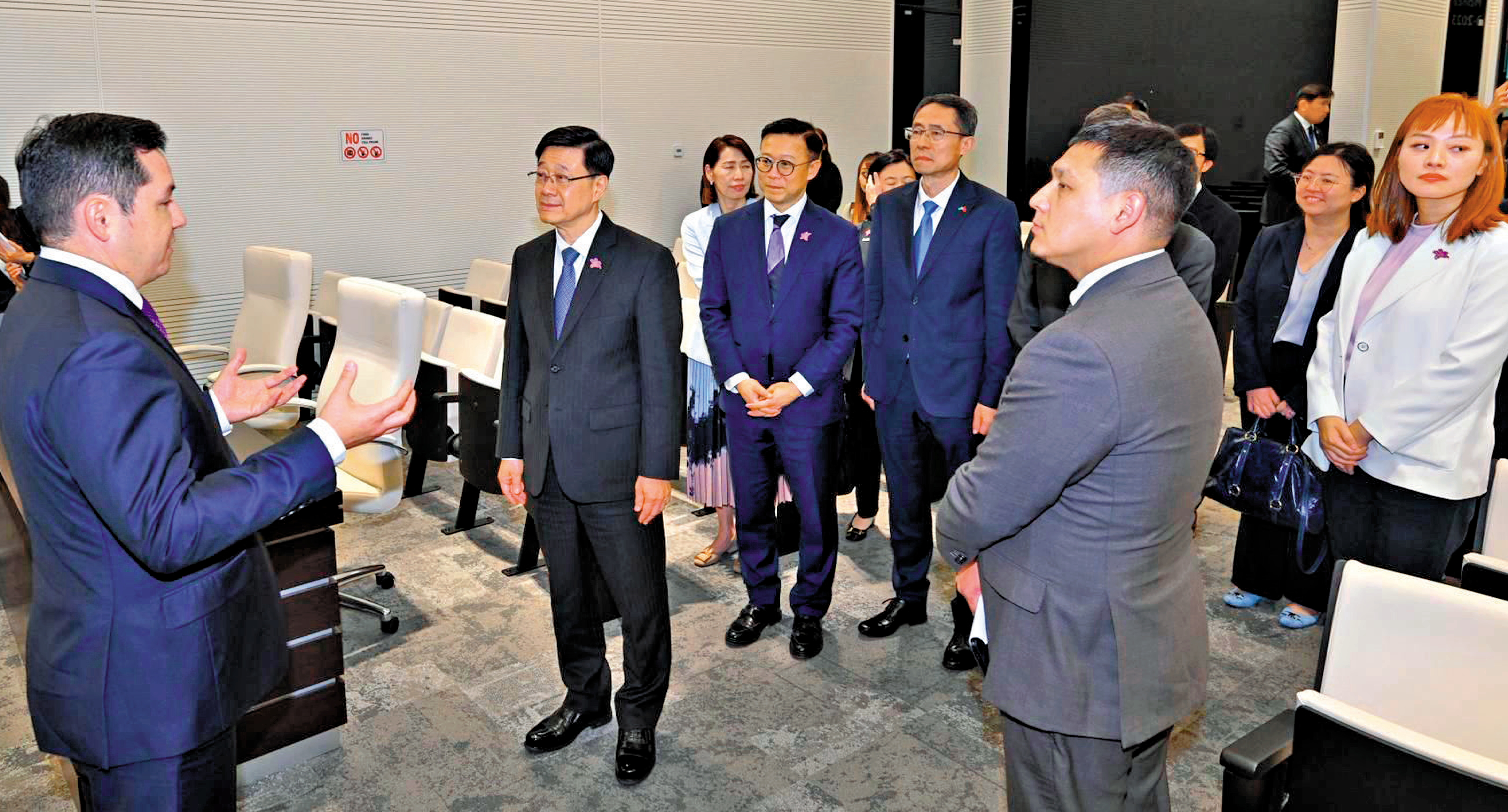 　　圖：行政長官李家超早前率團訪問中亞兩國，取得豐碩成果，達成九十六項合作協議和備忘錄，總值折合近一百三十億港元。