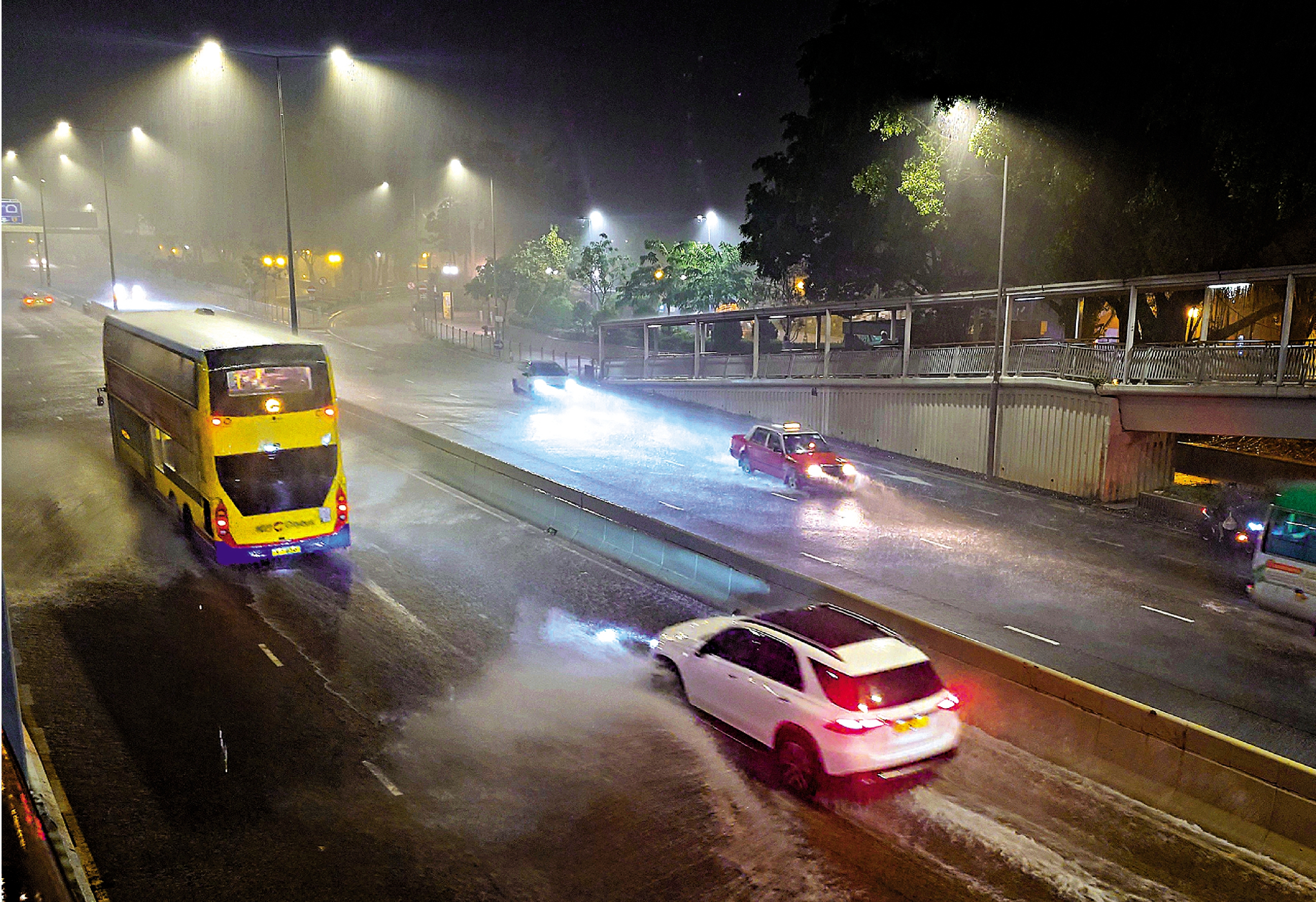 　　圖：天文台昨晚發出紅色暴雨警告，香港仔一帶傾盆大雨。\大公報記者黃洋港攝