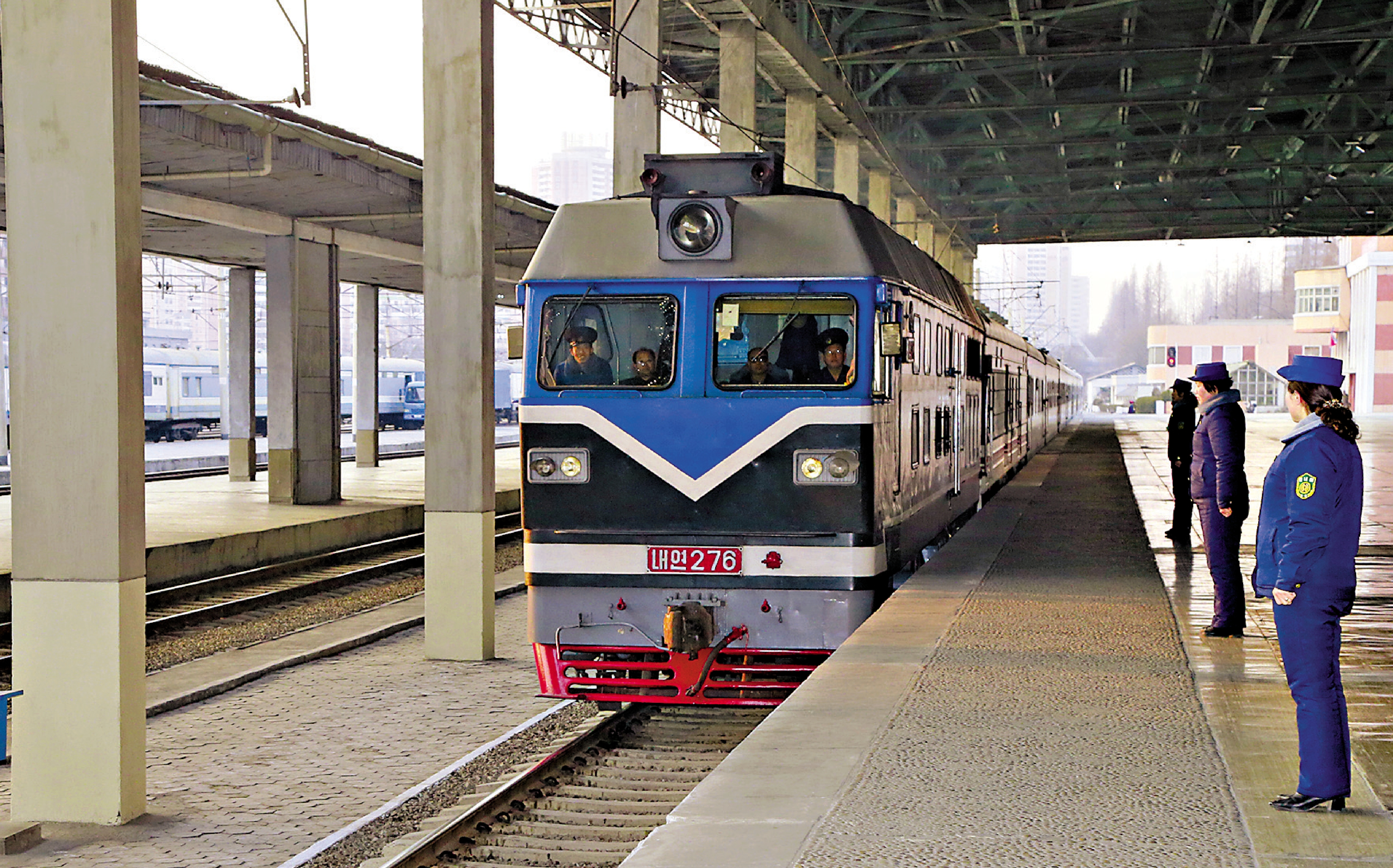 　　圖：今年3月，中朝國際旅客列車、國航航線時隔6年復通，兩國經貿合作與人文交流迎來新的發展契機。圖為3月12日，一趟從中國丹東開往朝鮮平壤的國際旅客列車抵達平壤站。\新華社