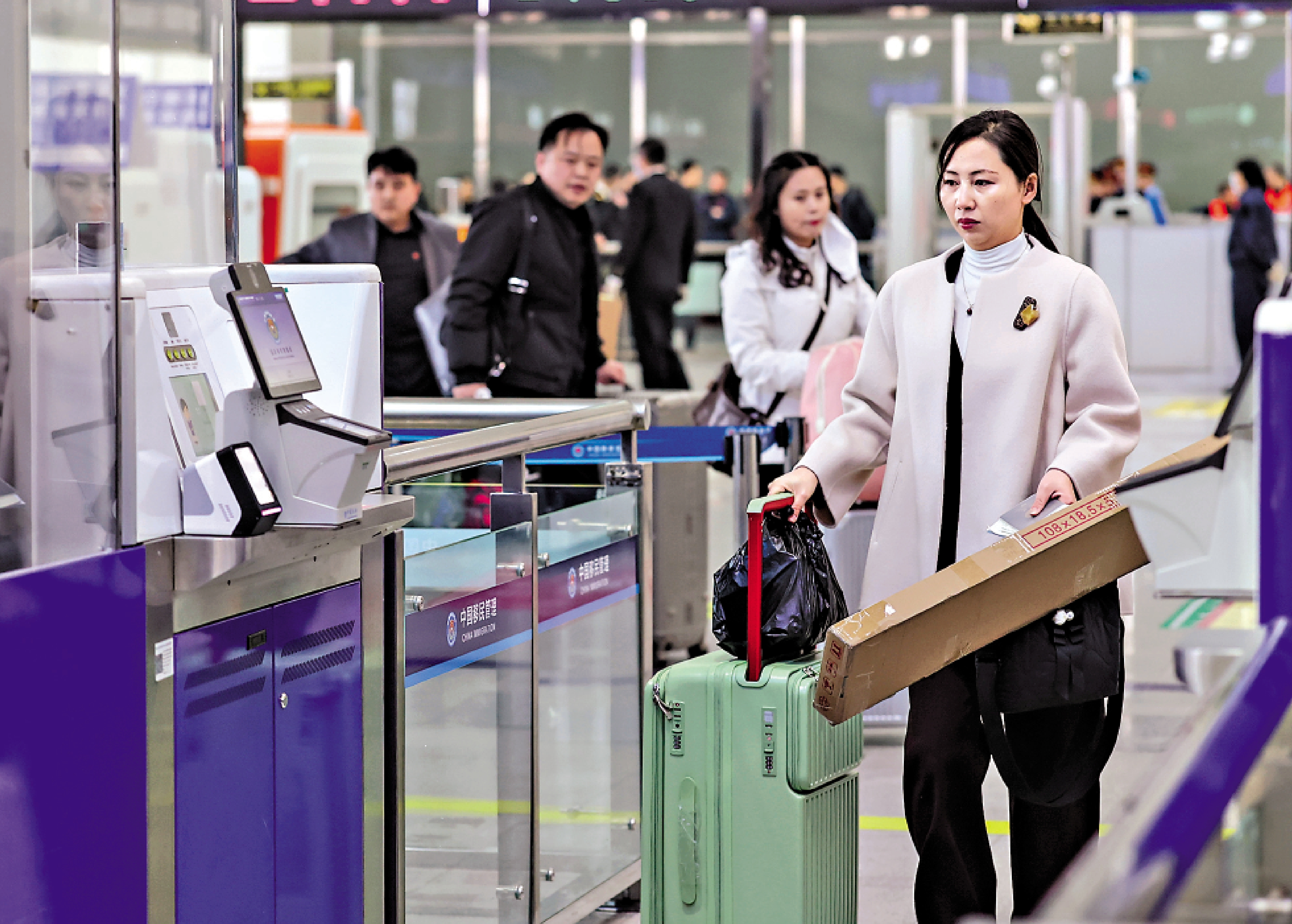 　　圖：中朝地緣相親，文緣相通。圖為3月12日，朝鮮籍旅客在丹東站通關。\新華社