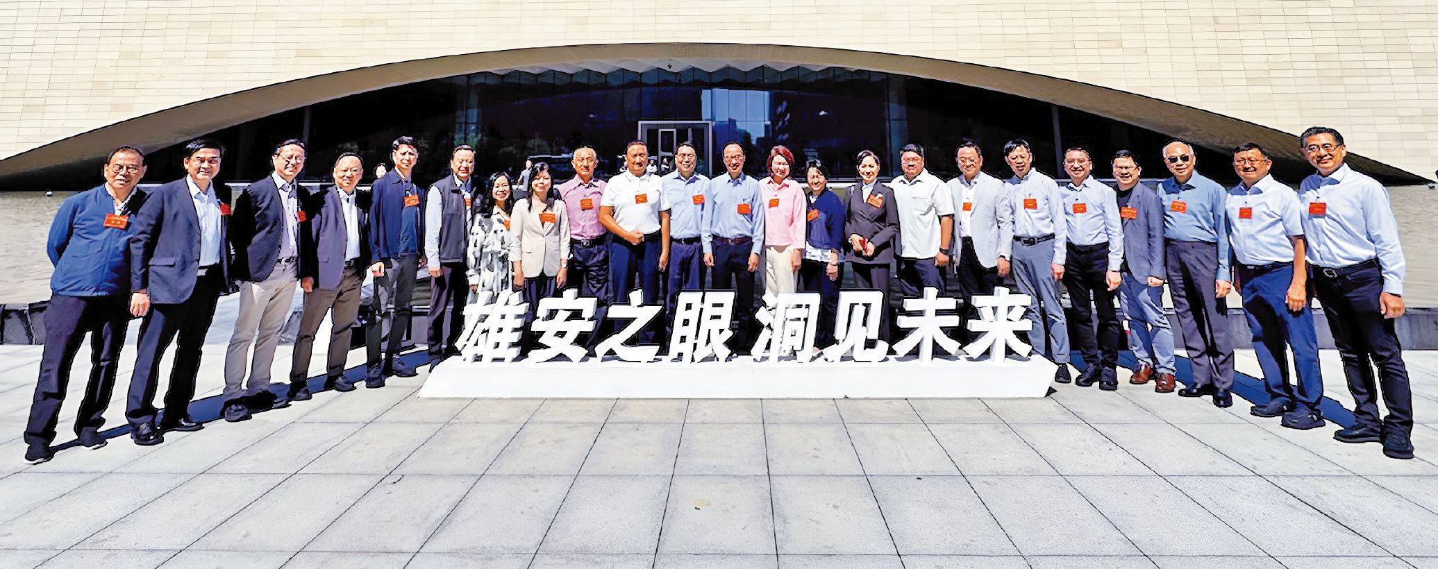 　　圖：特區第十四屆全國人大代表專題調研組參觀雄安城市計算中心。\大公報記者馬靜攝