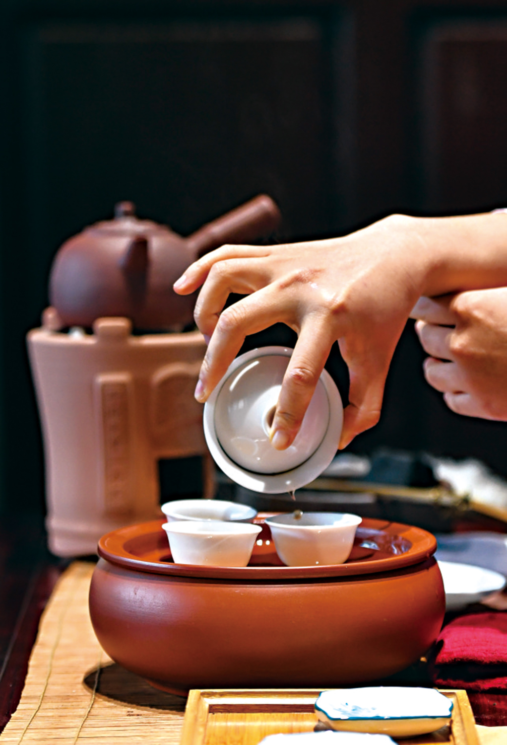 　　圖：茶藝師演示潮州工夫茶沖泡技藝的點茶程序。\資料圖片