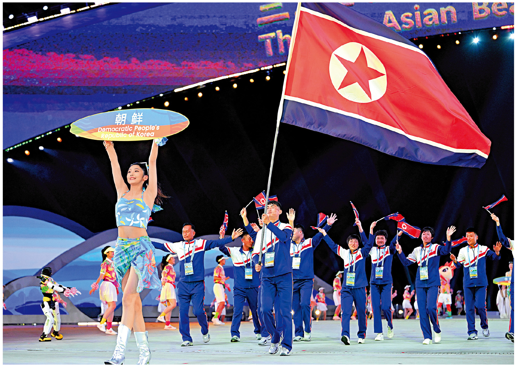 　　圖：4月22日，第六屆亞洲沙灘運動會開幕式在海南三亞舉行，朝鮮體育代表團在開幕式上入場。\新華社