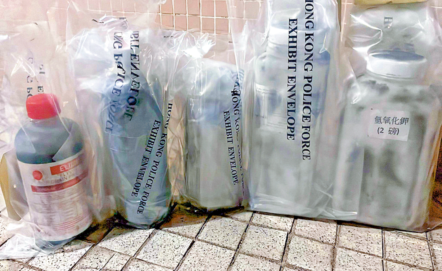 　　圖：涉案電腦技術員藏有逾20公斤可製造爆炸品的原材料及工具。