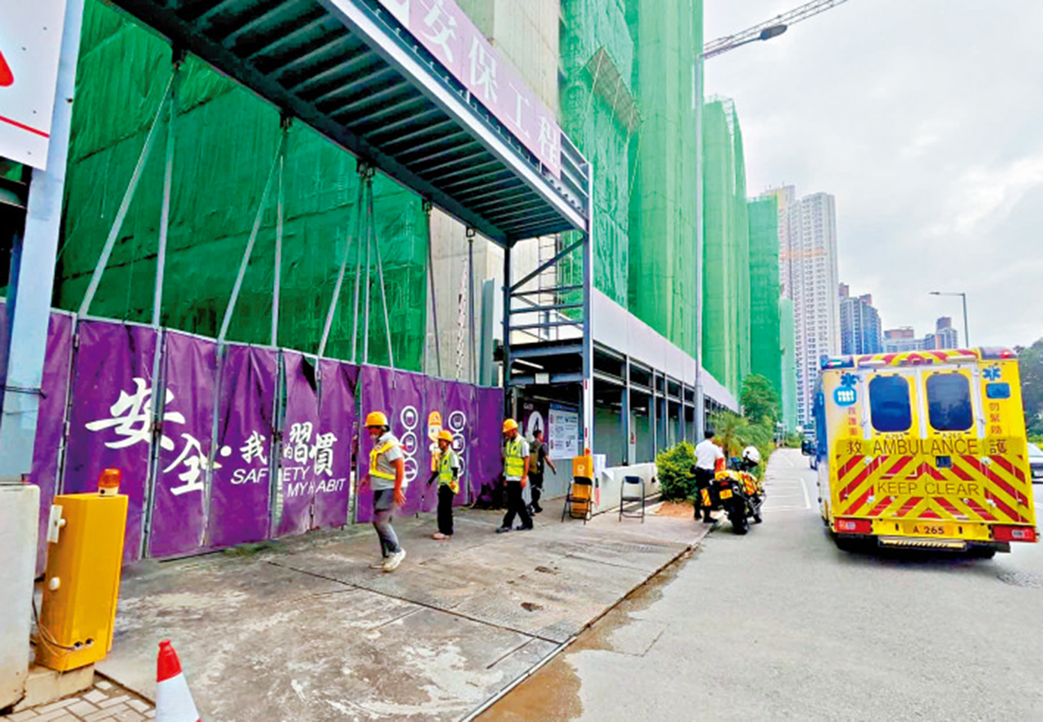 　　圖：建築署已停止屯門欣寶路簡約公屋地盤外牆工程。\大公文匯全媒體記者劉友光攝
