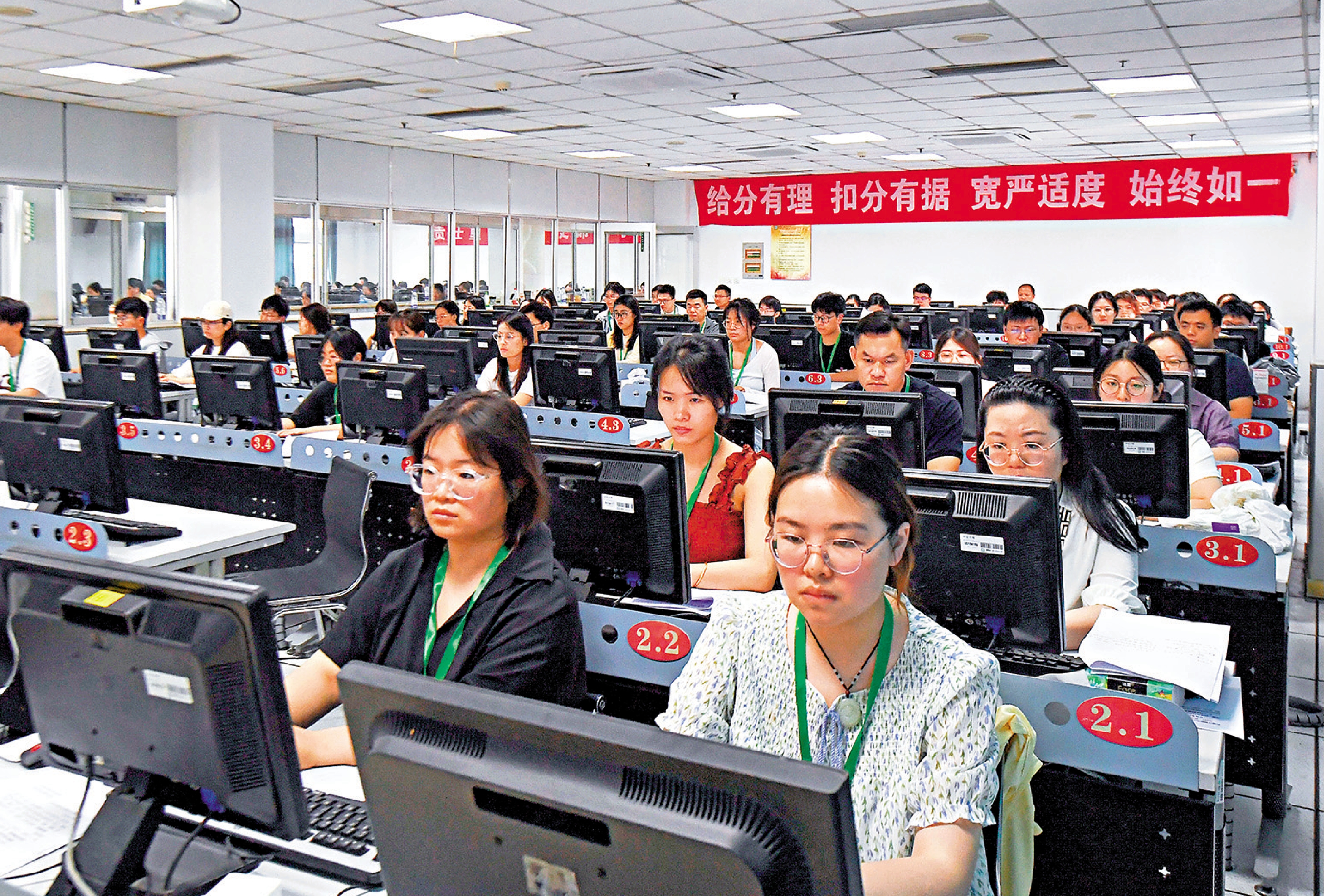 　　圖：2025年6月17日，江蘇省高考閱卷人員在南京師範大學閱卷點評卷。\新華社