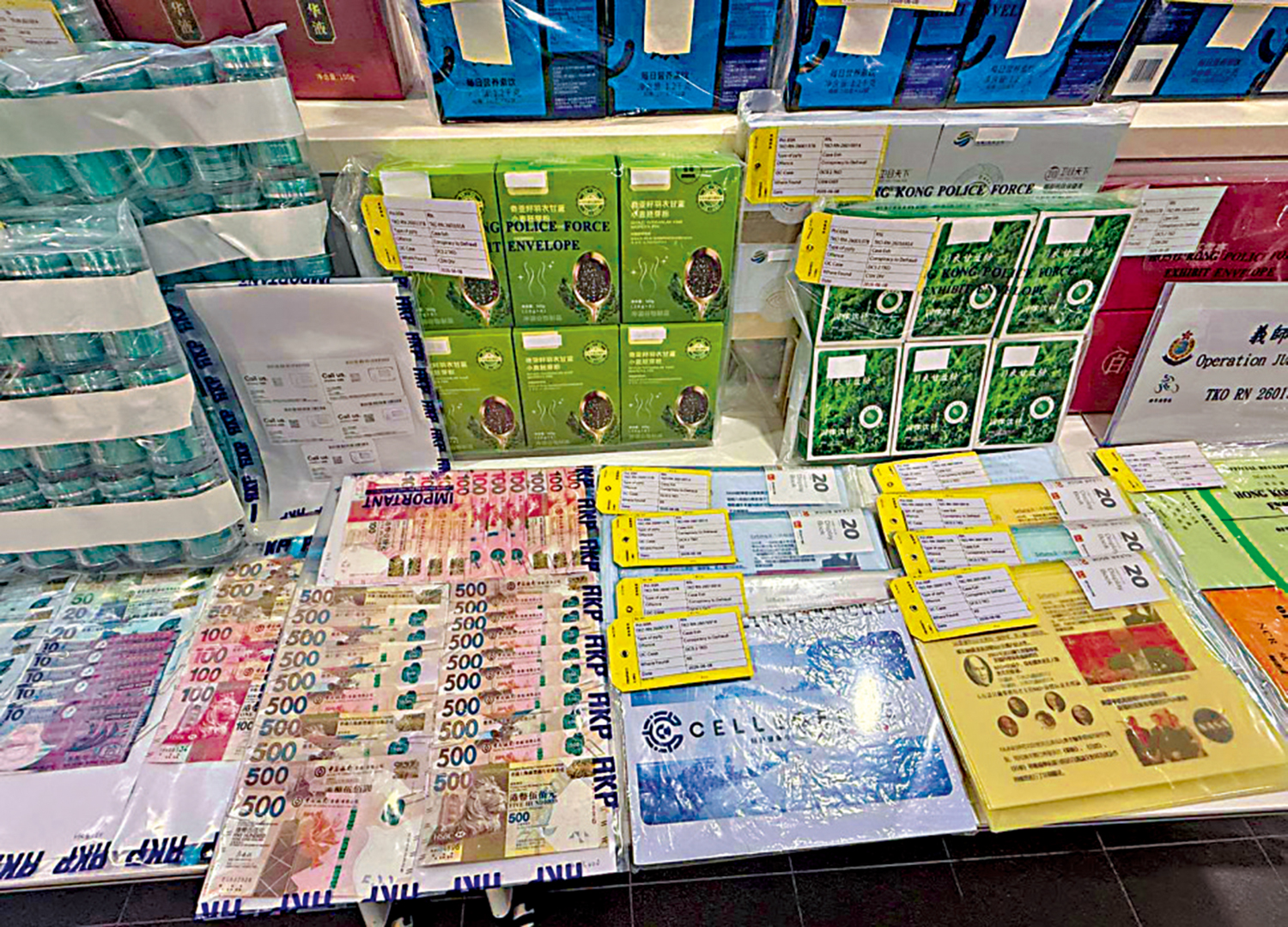 　　圖：警方日前搗破一個以保健產品店作掩飾的洗黑錢和傳銷集團，檢獲大批保健產品及現金等證物。