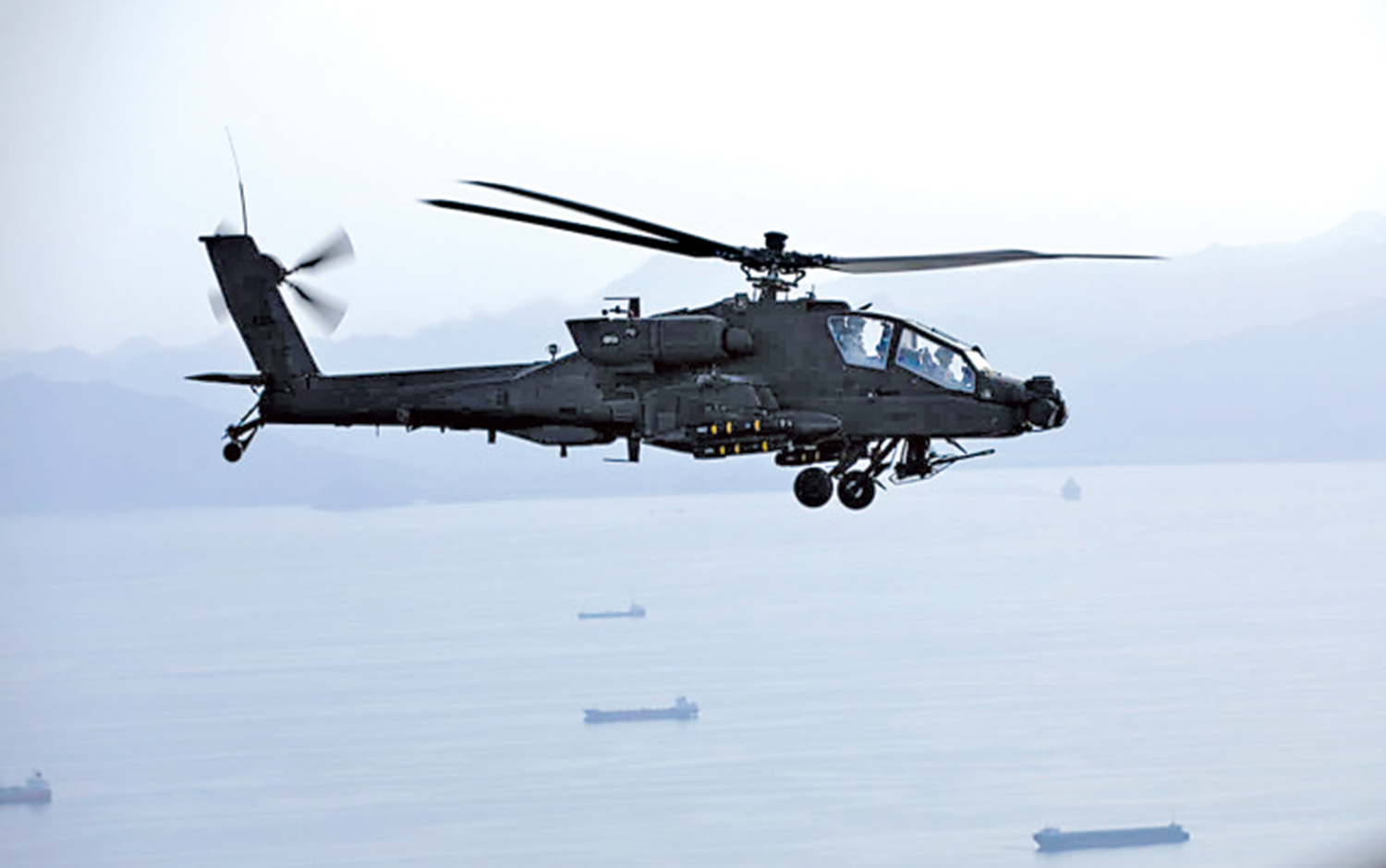 　　圖：一架美軍「阿帕奇」直升機4月在霍爾木茲海峽巡邏。\網絡圖片