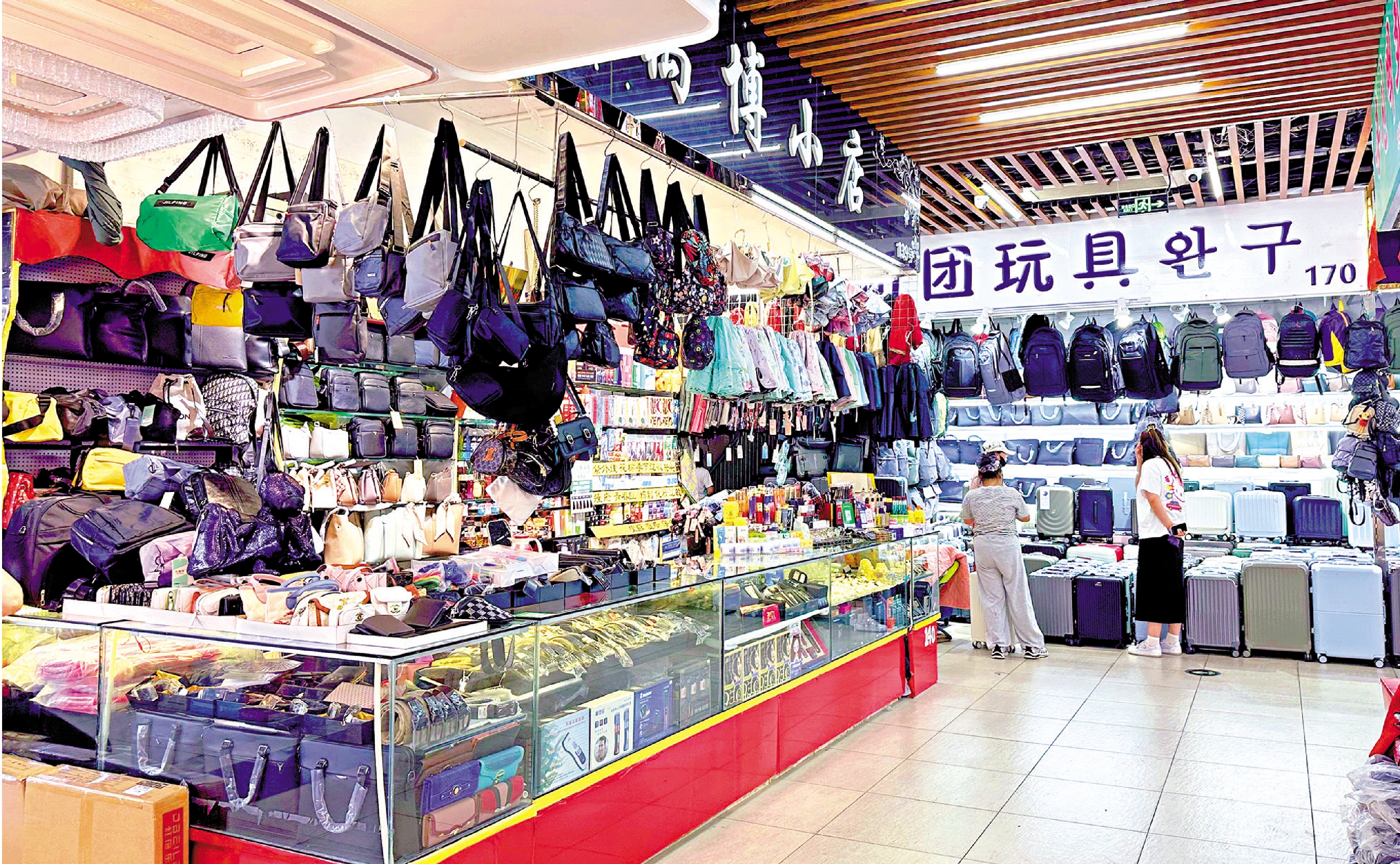 　　圖：遼寧丹東的新柳邊境貿易商品城是眾多朝鮮客商、留學生、駐丹東朝鮮人以及朝鮮華僑在中國購物的第一站，商品物美價廉備受青睞。