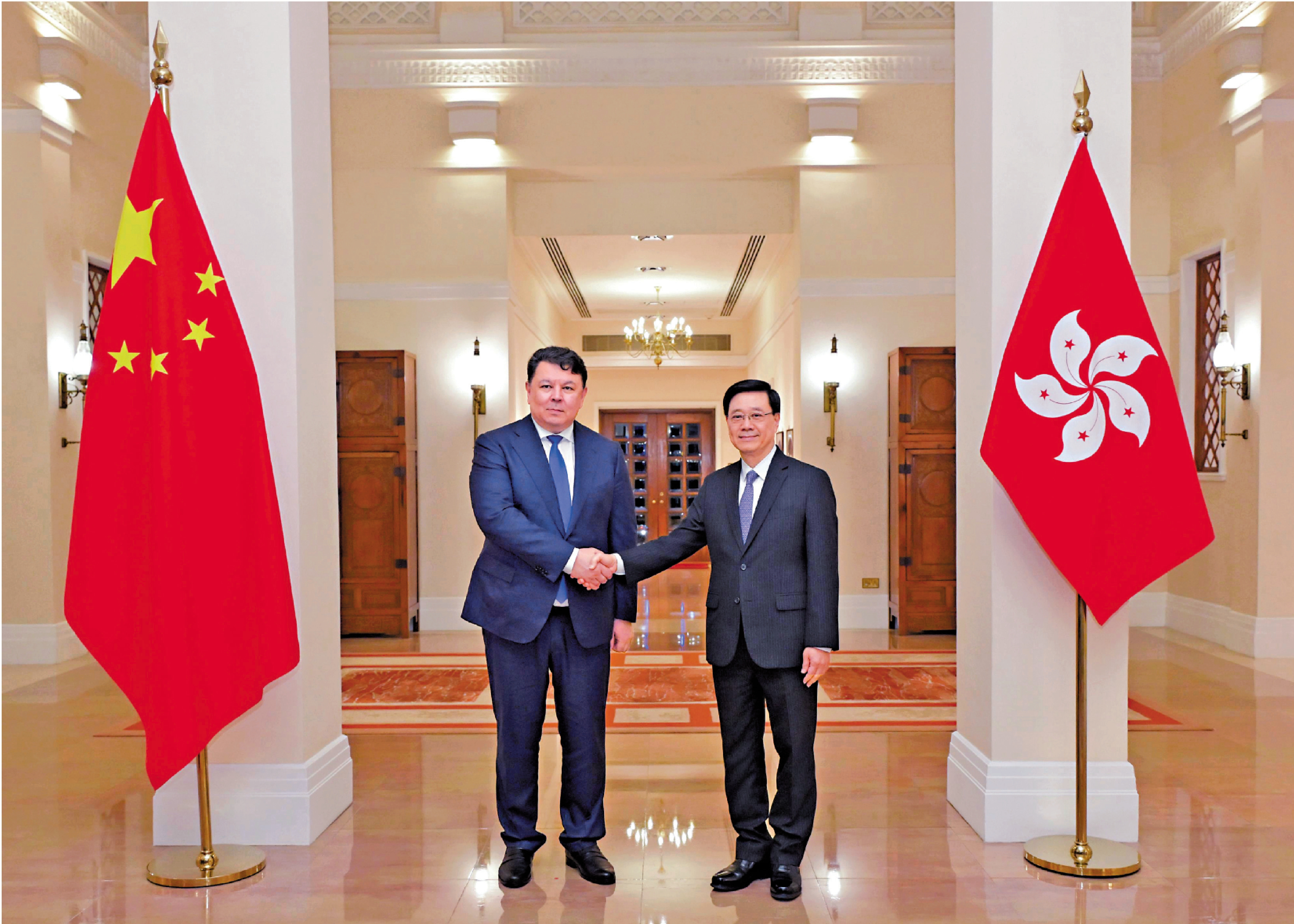 　　圖：行政長官李家超在禮賓府與哈薩克斯坦副總理波茲姆巴耶夫會面。