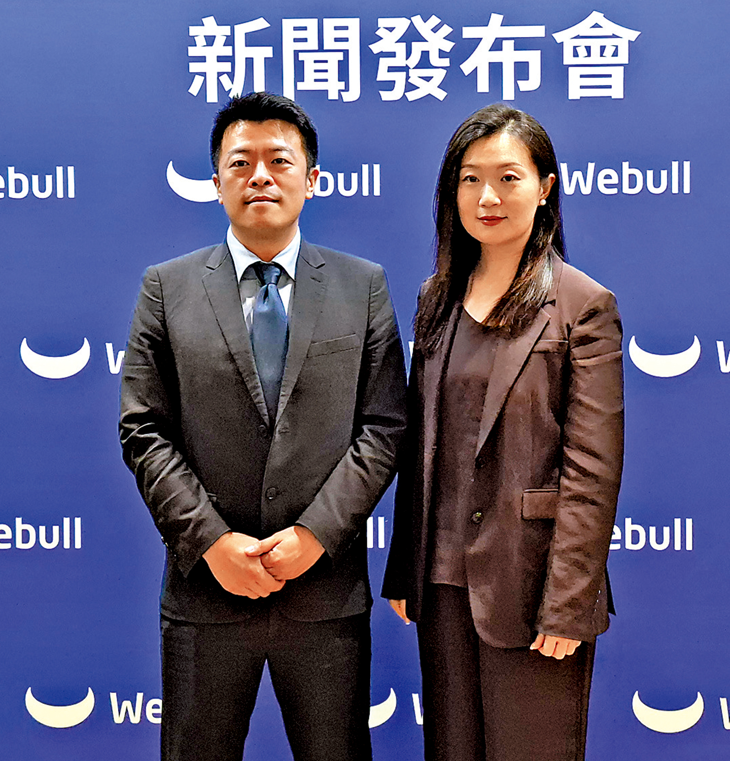 　　圖：Webull HK行政總裁王海琛（左）表示，數年前已處理不符開戶要求的客戶。旁為首席營運官馬鈺清。