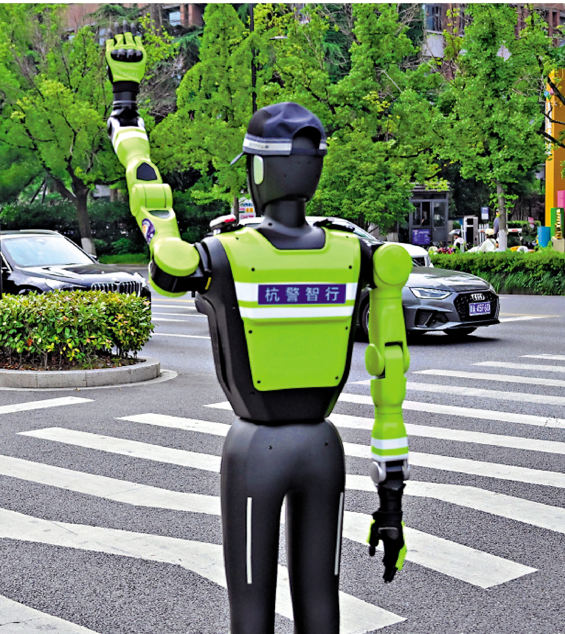 　　圖：在人工智能時代，算力已成為國家綜合實力的核心指標。6月8日，AI交管機器人在維護交通秩序。\中新社