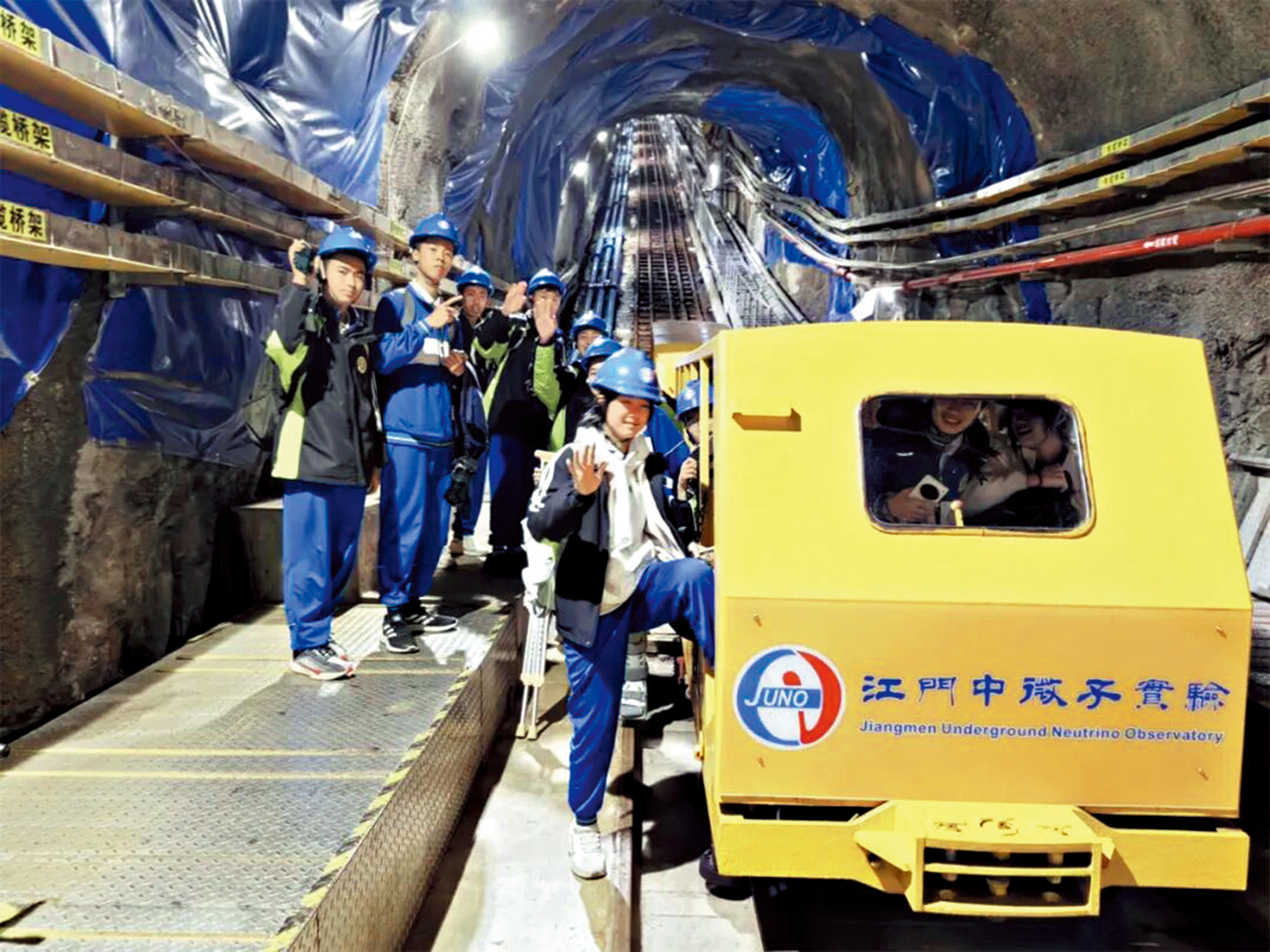 　　圖：到JUNO研學的同學們坐軌道車下井，進入地下實驗室。