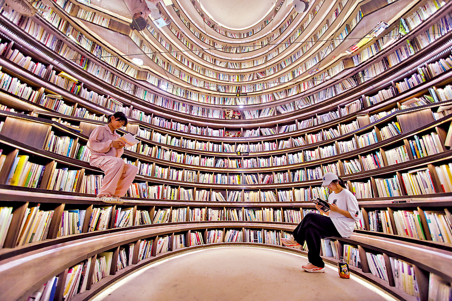 　　圖：在山東省日照市海洋美學館城市書房，市民在看書。\資料圖片