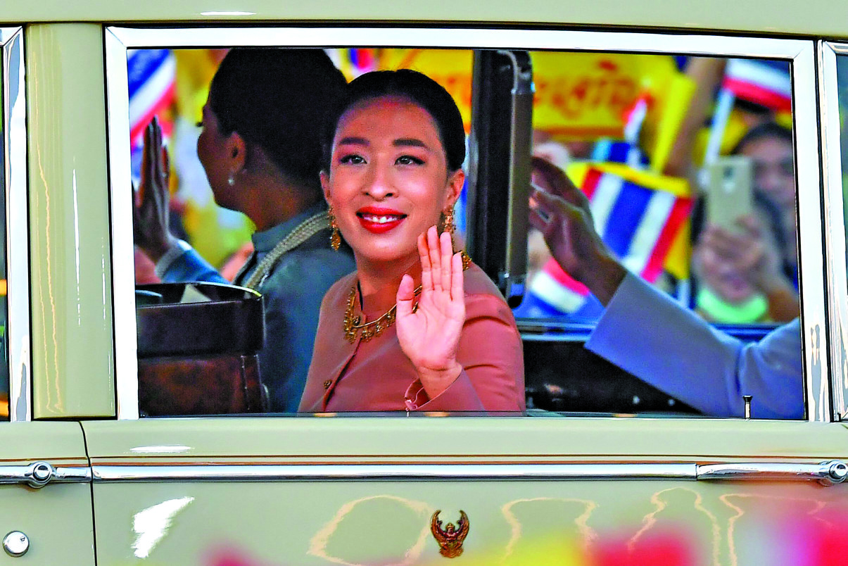 　　圖：泰國公主帕查拉吉迪雅帕2020年在曼谷向民眾揮手。\資料圖片