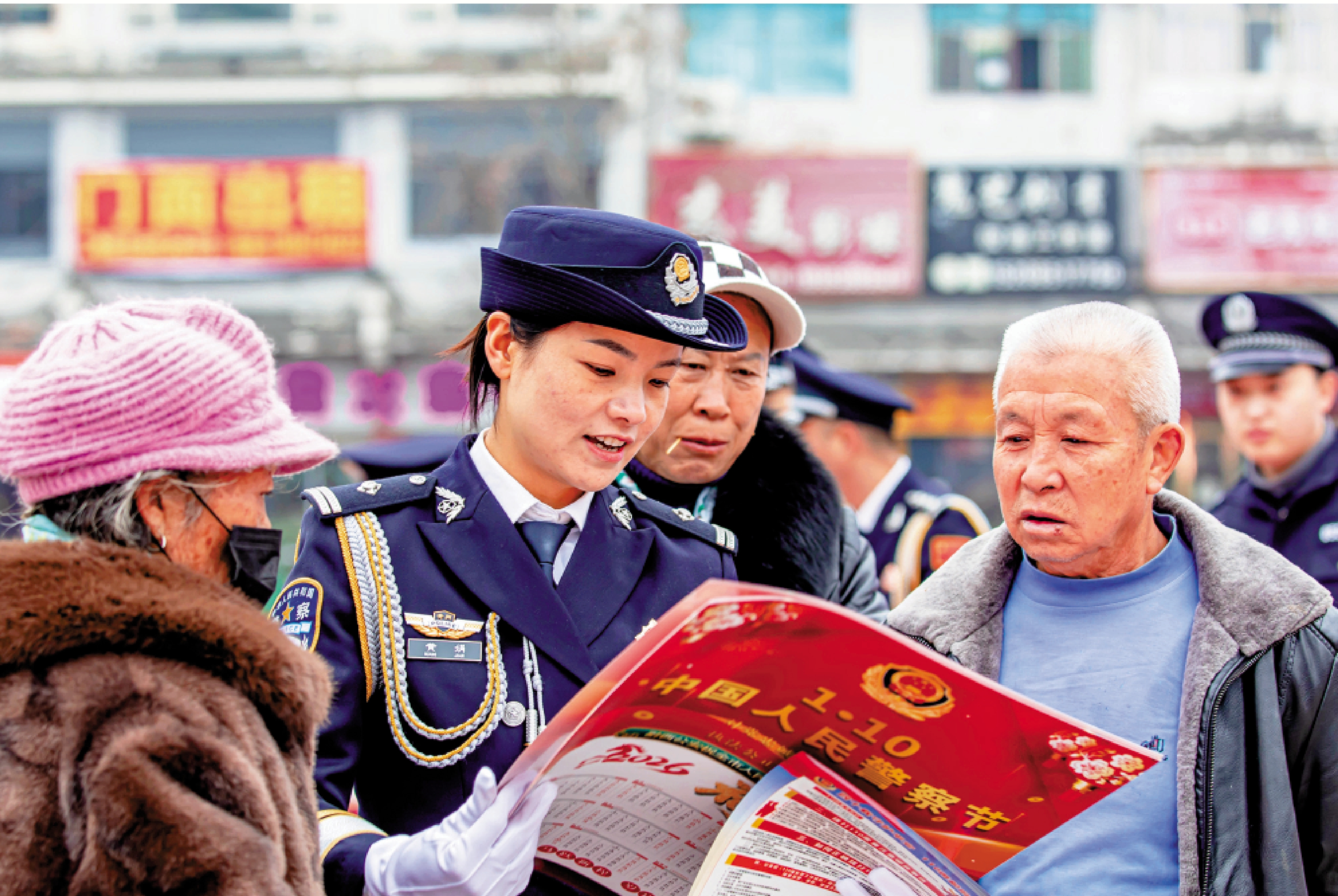 　　圖：警察為老年市民宣傳防電信詐騙知識。\新華社