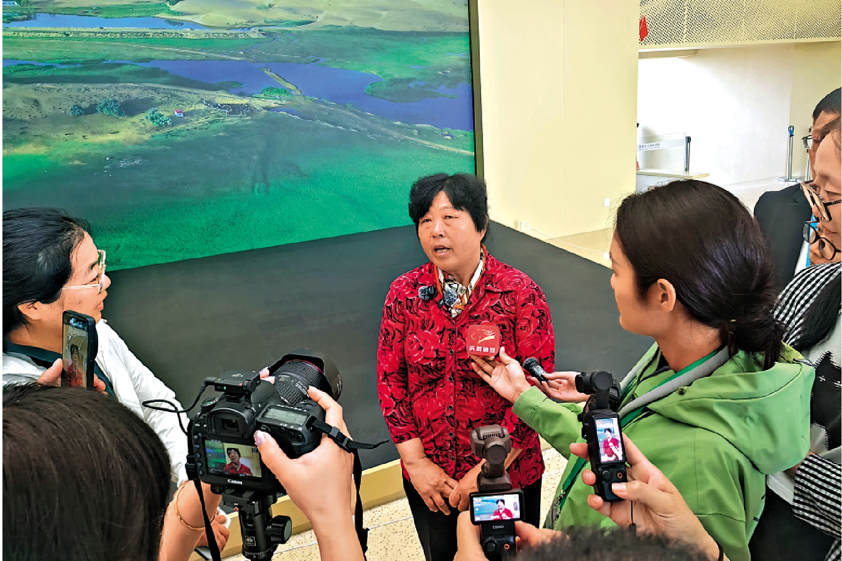 　　圖：全國勞動模範、治沙英雄殷玉珍接受海內外媒體採訪。\大公報記者喬輝攝