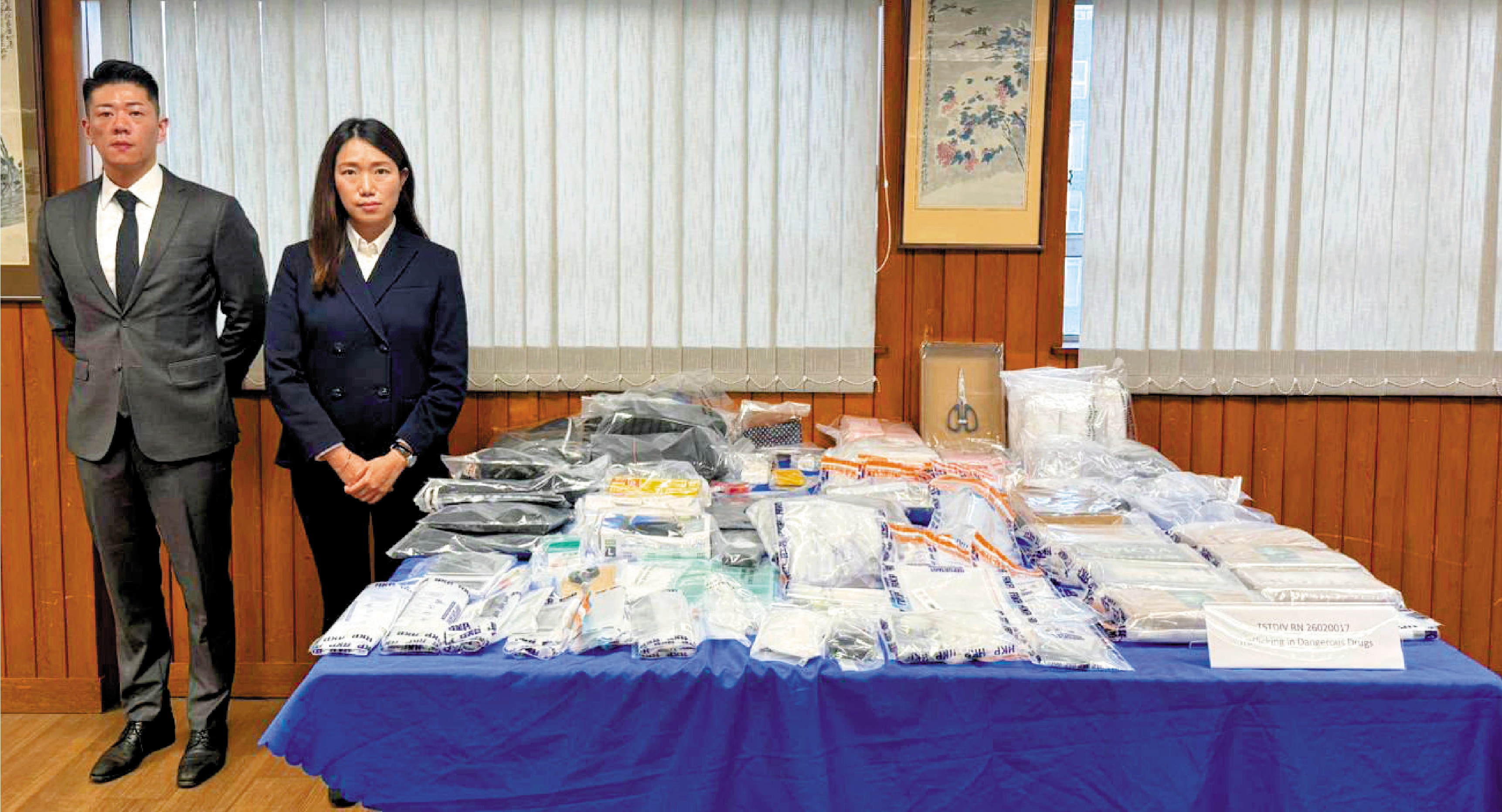 　　圖：警方展示檢獲的毒品及證物。