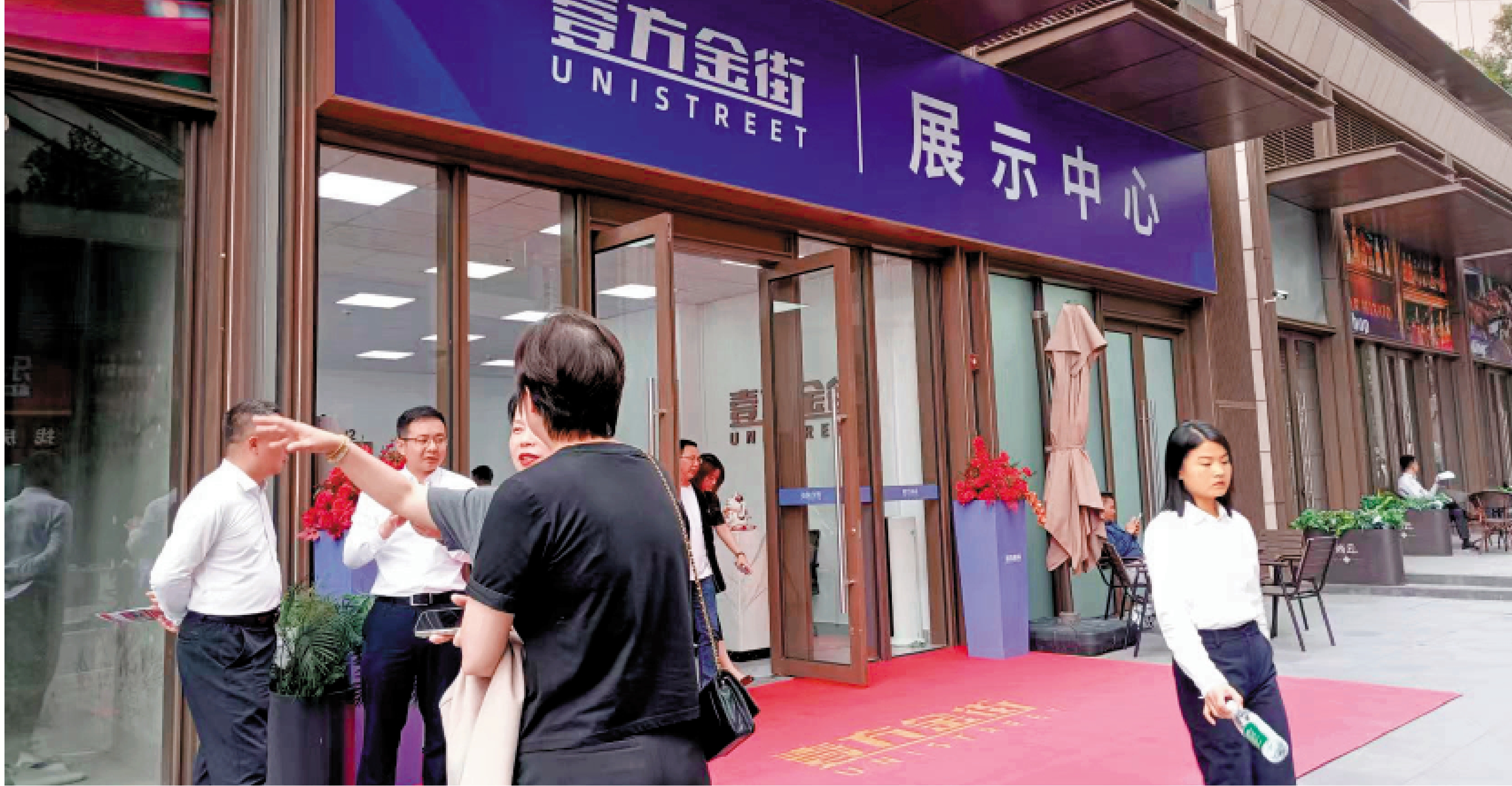 　　圖：深圳北站附近一批臨街商舖待價而沽，吸引一些香港投資者前來諮詢。/大公報記者李昌鴻攝