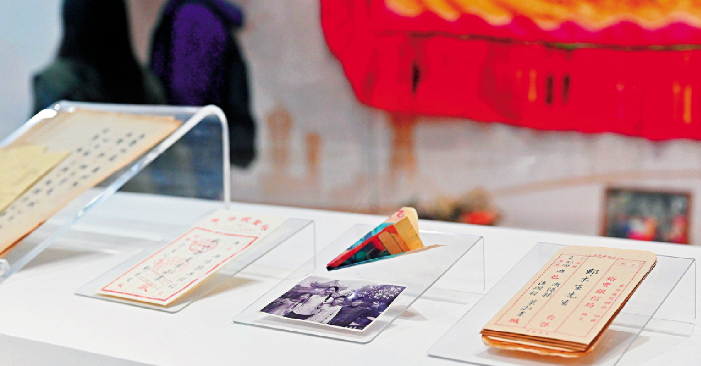 　　圖：五月十日，廣東廣州，《給阿嬤的情書》電影道具專題展展出的電影主角葉淑柔給丈夫鄭木生寄的照片和紙飛機。\中新社