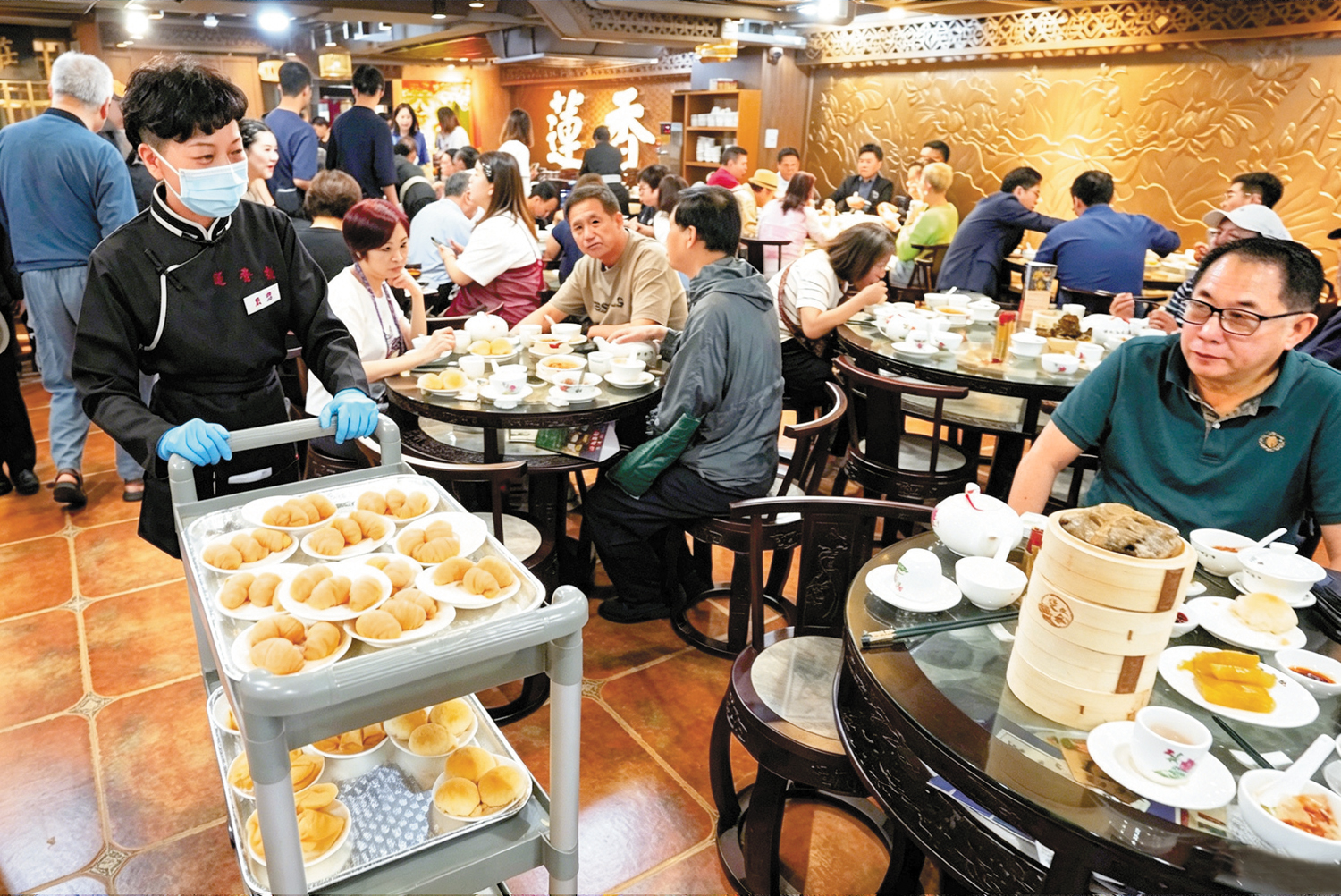 　　圖：輸入勞工分級審批機制今起推行，餐飲服務業部分職位本地全職僱員與輸入勞工人手比例需達到3：1。\大公報記者林良堅攝