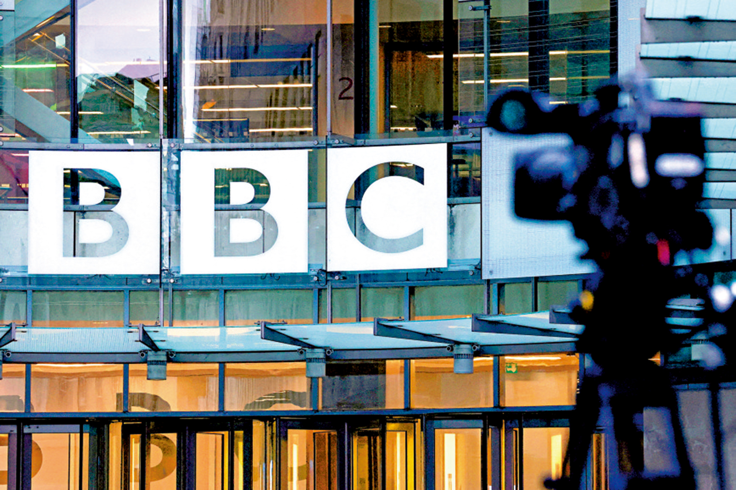 　　圖：BBC下周將公布其核心新聞部門的裁員計劃，預計首波削減數百個職位。圖為位於倫敦的BBC廣播大樓。\路透社