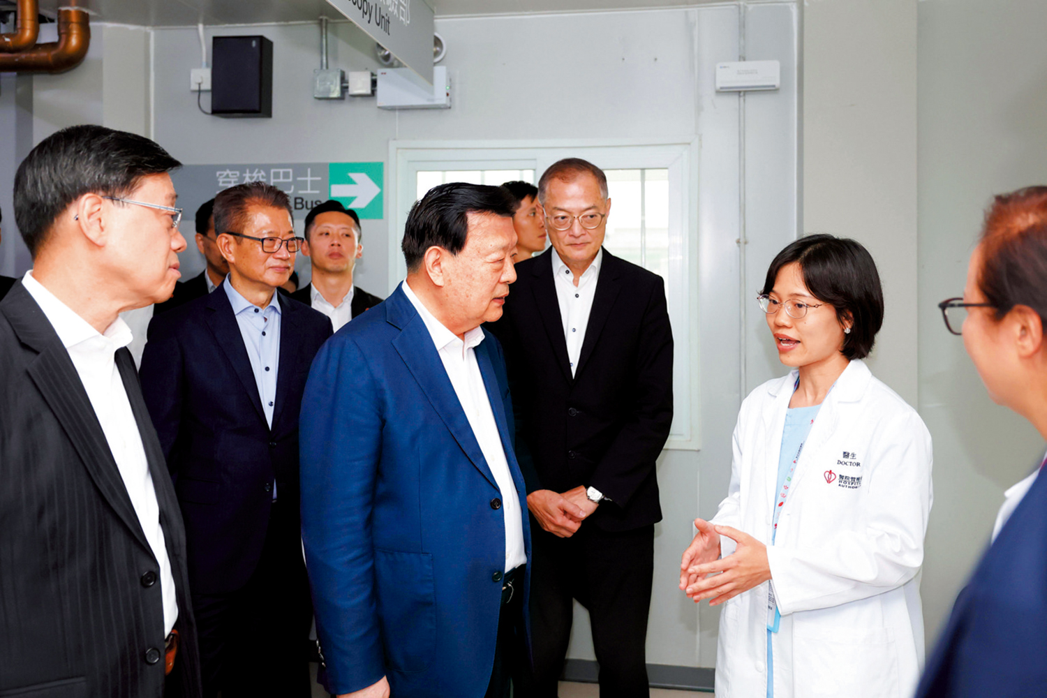 　　圖：夏寶龍考察中央援港應急醫院。