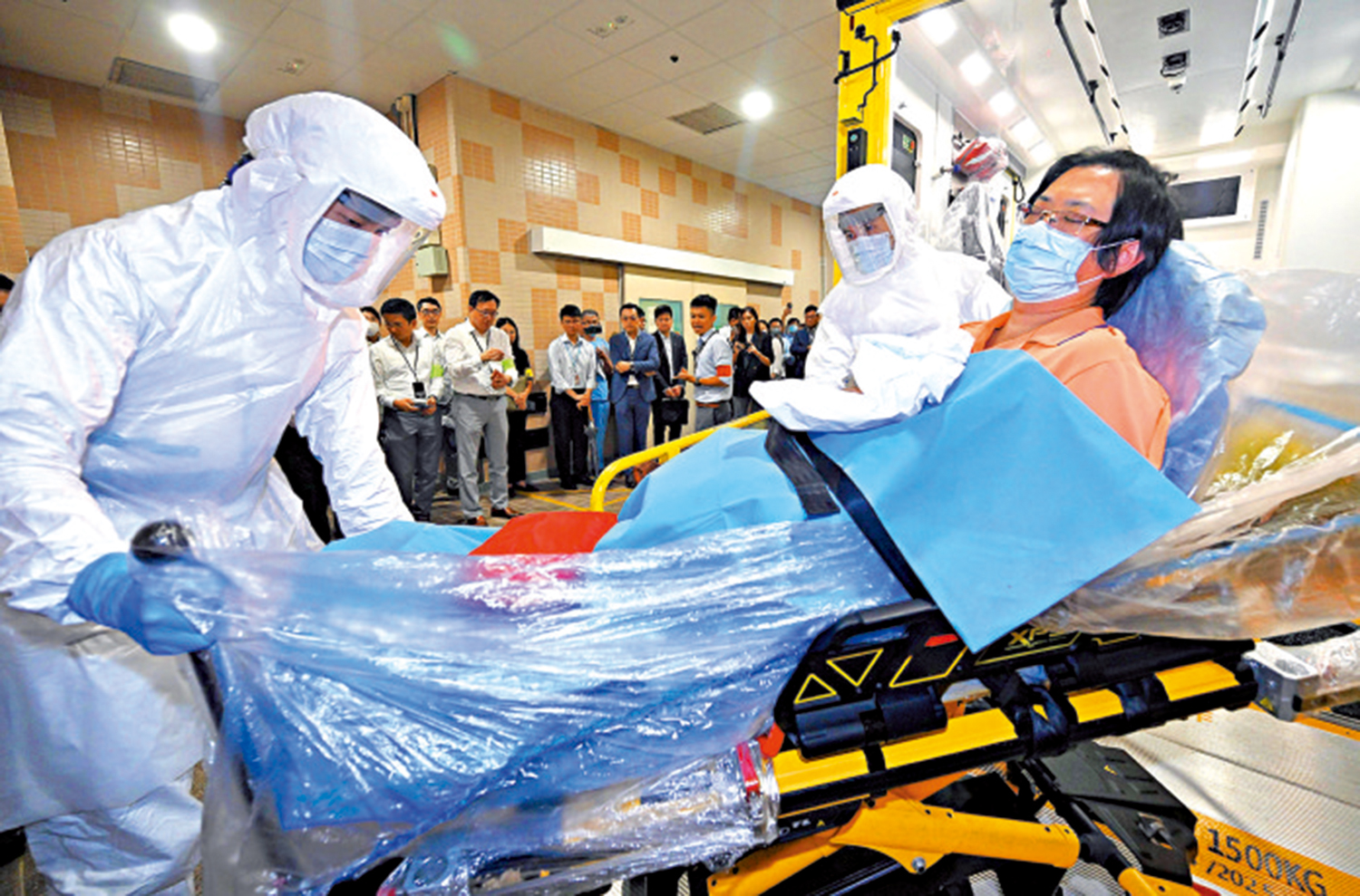 　　圖：消防處人員模擬將疑似伊波拉病患者送往指定醫院。